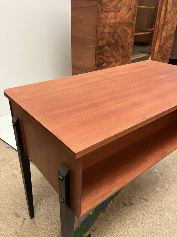 Bureau vintage élégant avec pieds noirs fabriqué dans les années 60