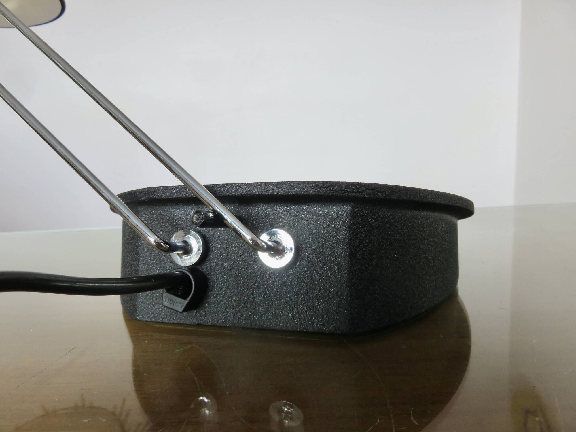 1980s lamp, Memphis style, chrome metal and granulated black paint.