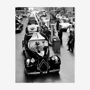 Photographie "La dernière Traction, usines Citroën de Javel" 1957