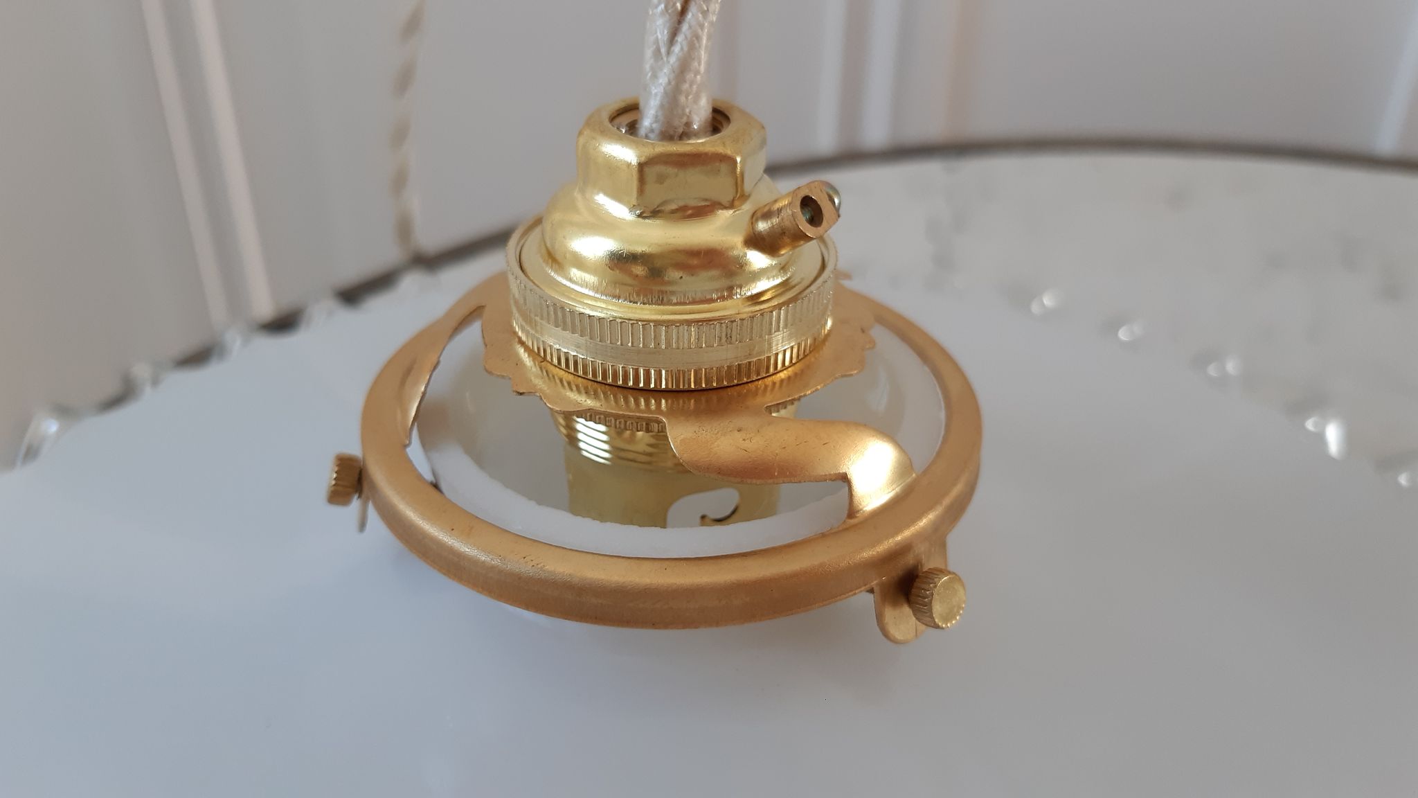 Pendant lamp in serrated opaline 40s