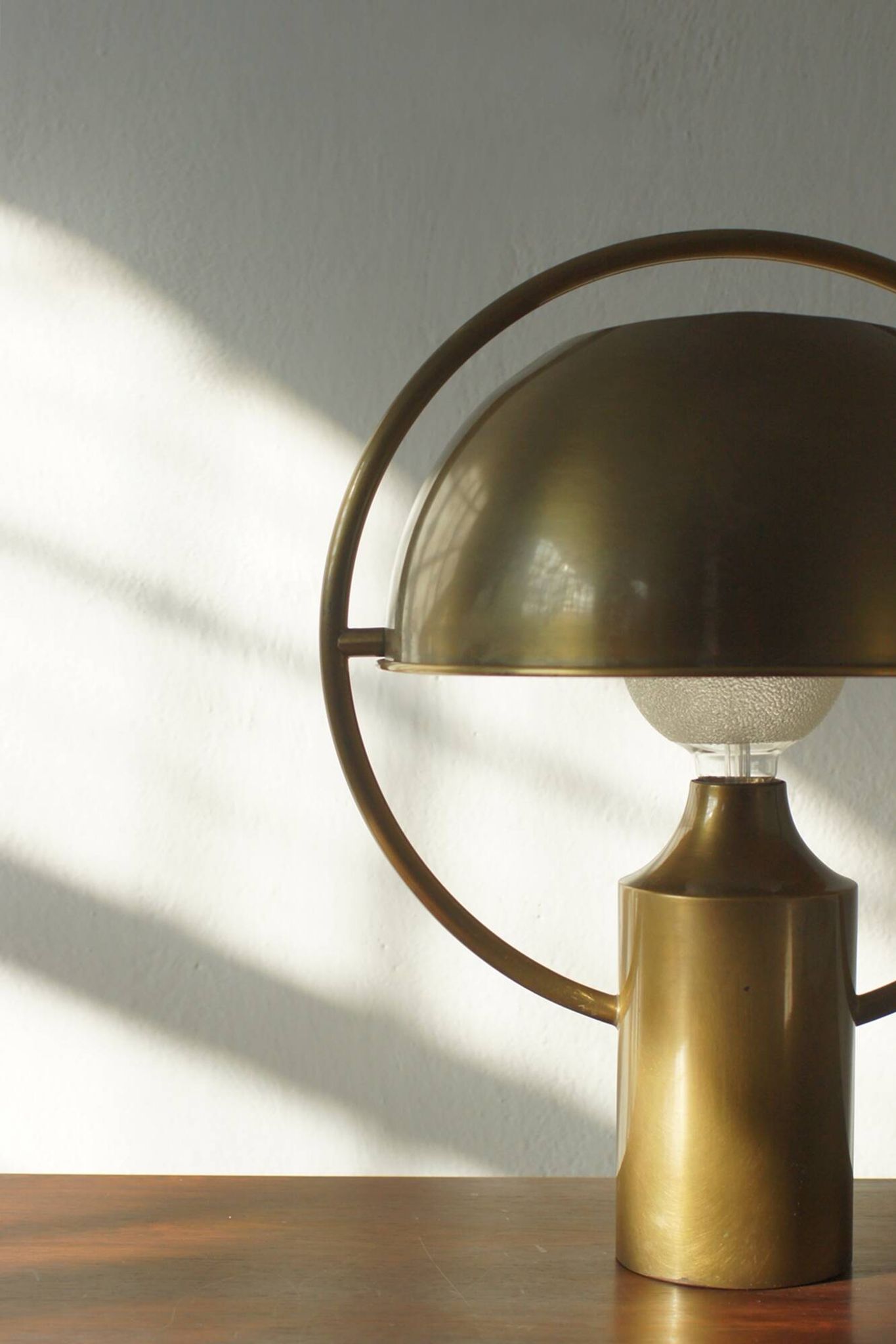 Lampe de table en laiton design Florian Schulz, années 1970.