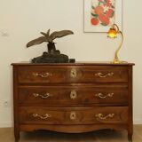 Commode galbée en noyer Louis XV - Transition
