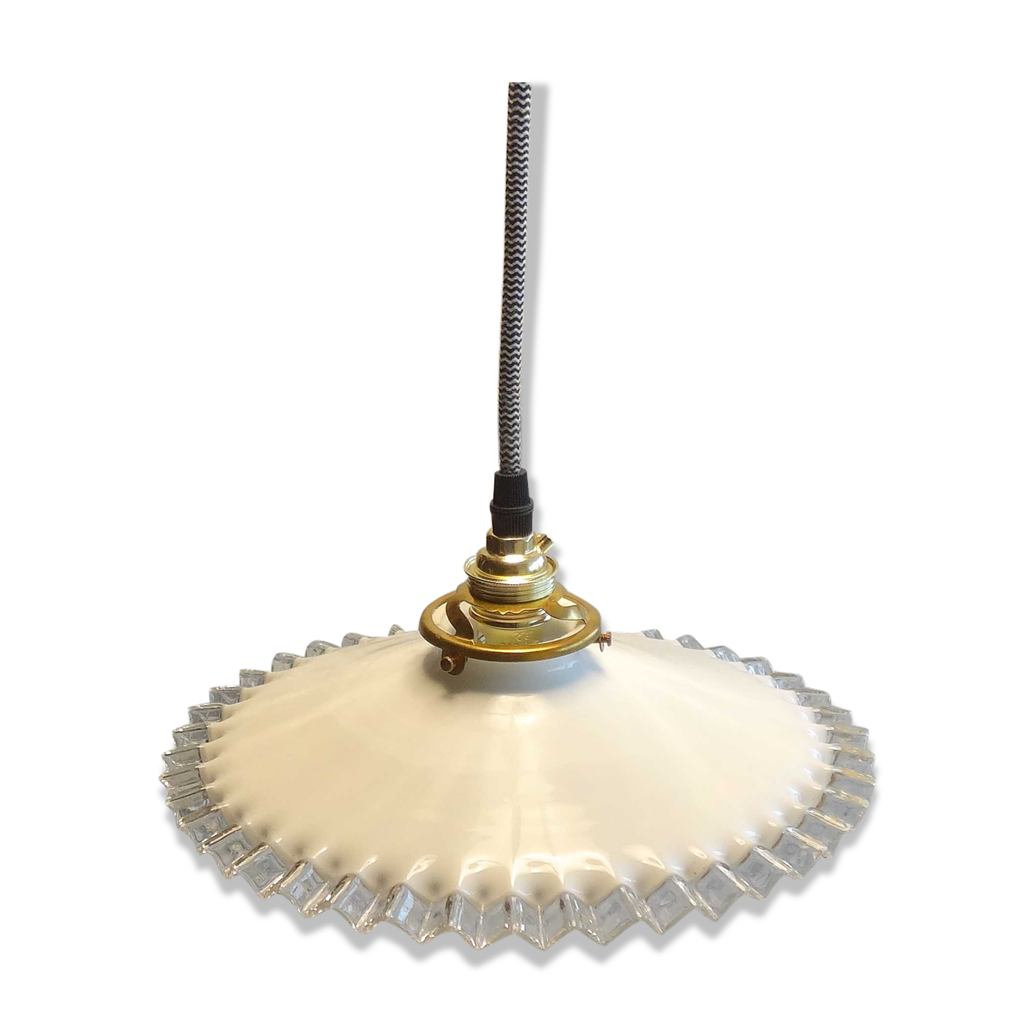 White opaline hanging with edge volante transparant