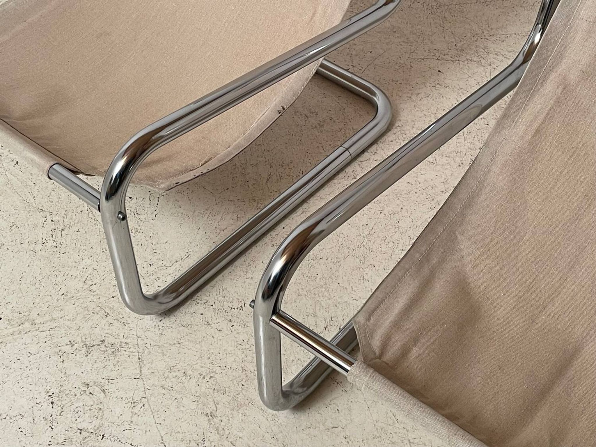 Paire de chauffeuses cantilever 1970