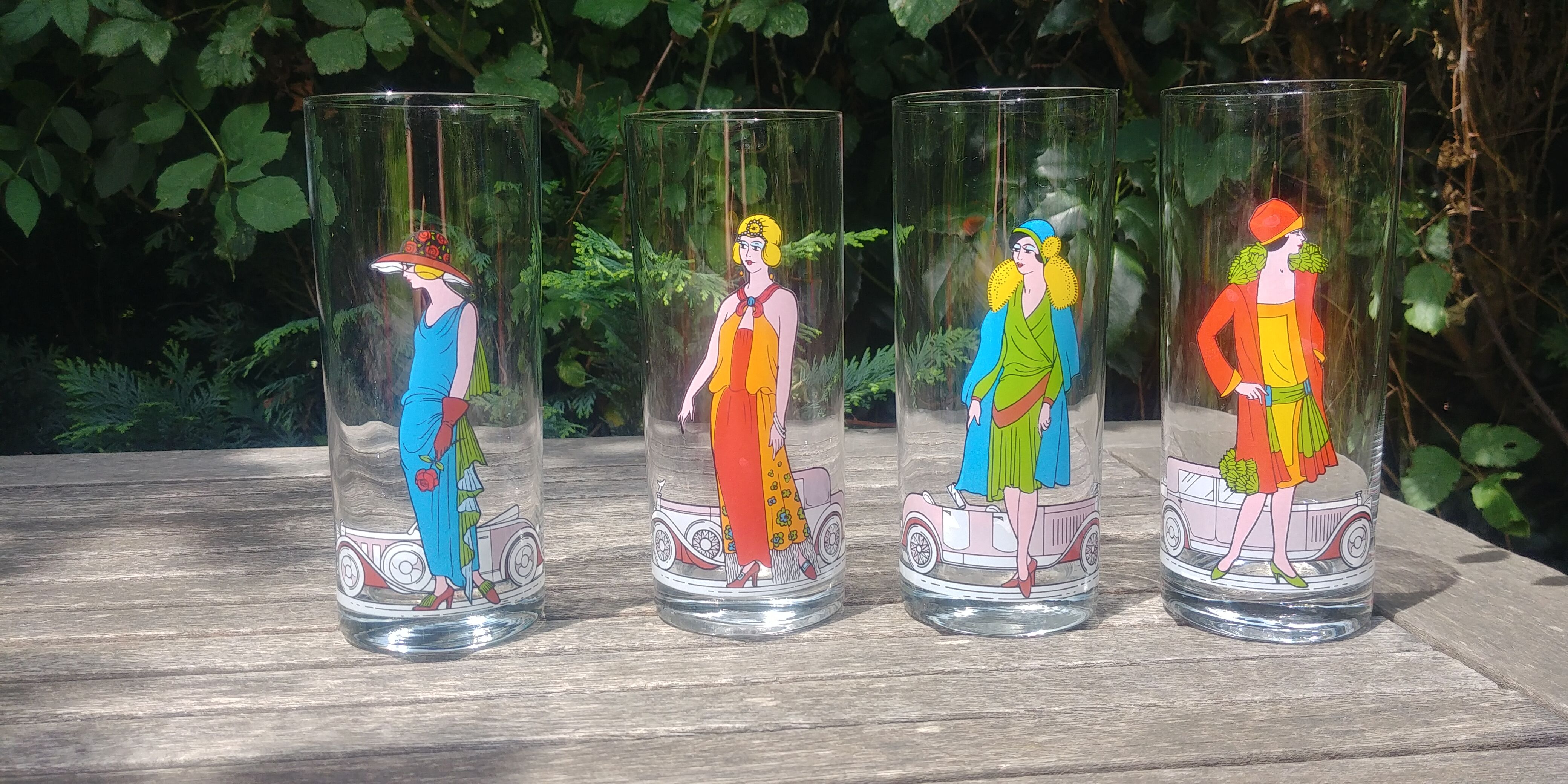 Set of four large Vintage glasses with "belle époque" décor
