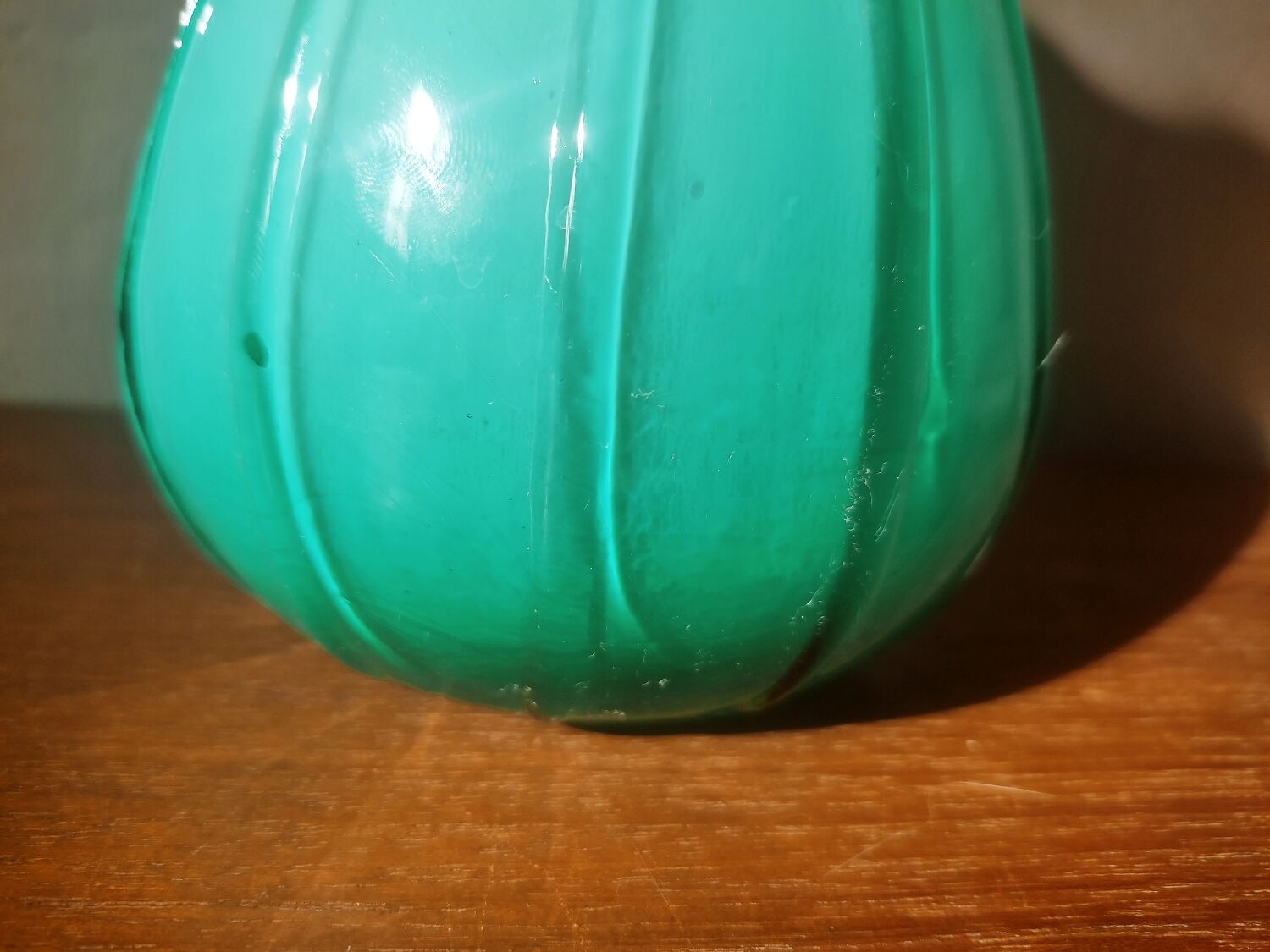Vase corolle en opaline italienne vert amande