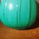 Vase corolle en opaline italienne vert amande