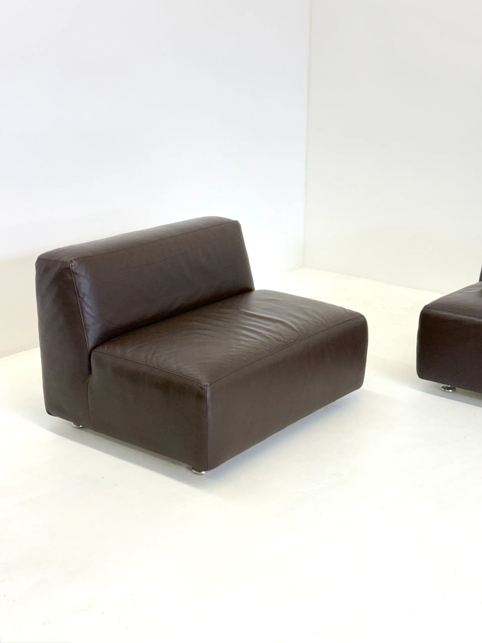 Ensemble de 3 canapés / fauteuils modulaires vintage de style spatial en cuir marron foncé.