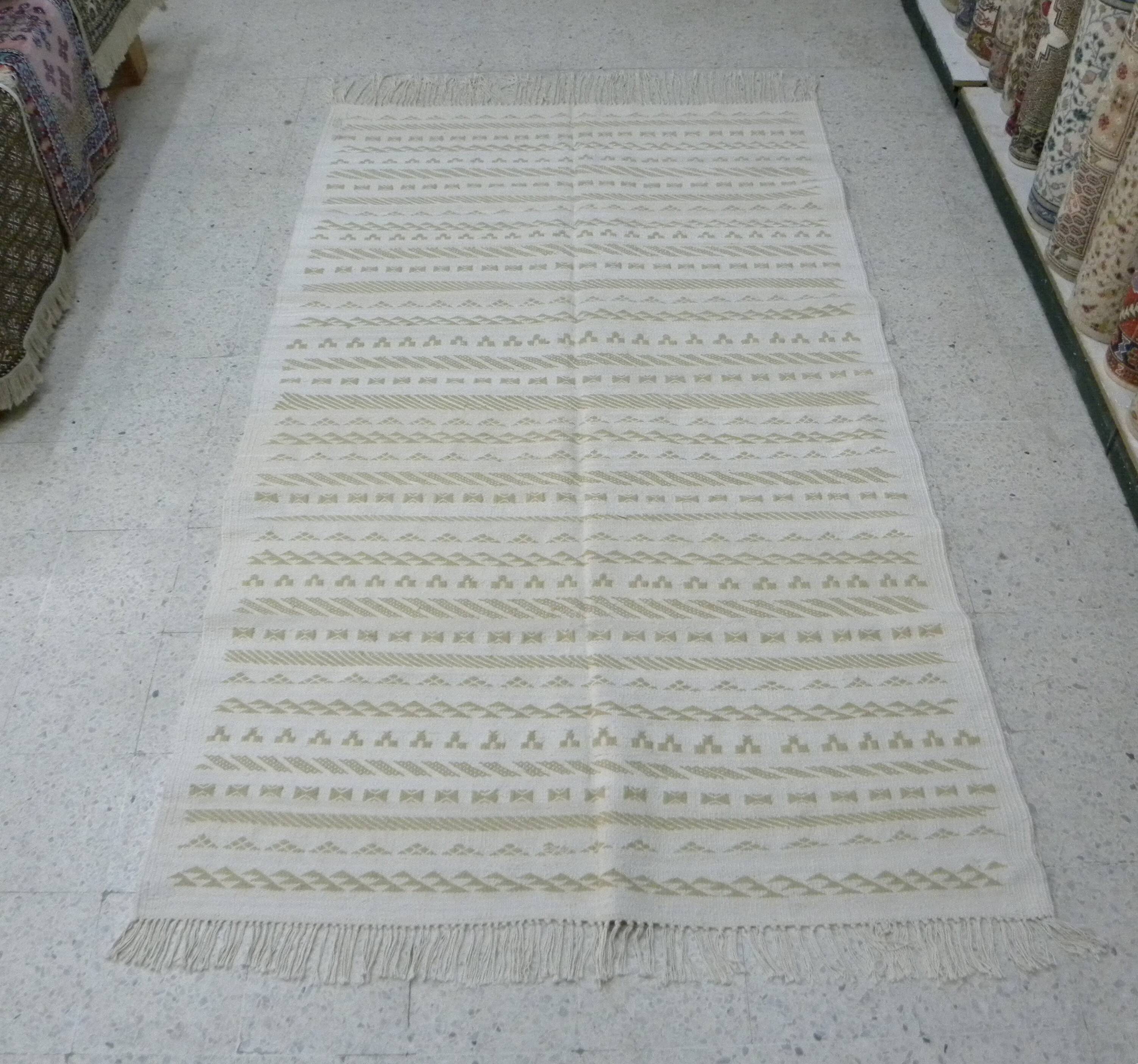 Tapis kilim berbère minimaliste beige écru fait main en laine