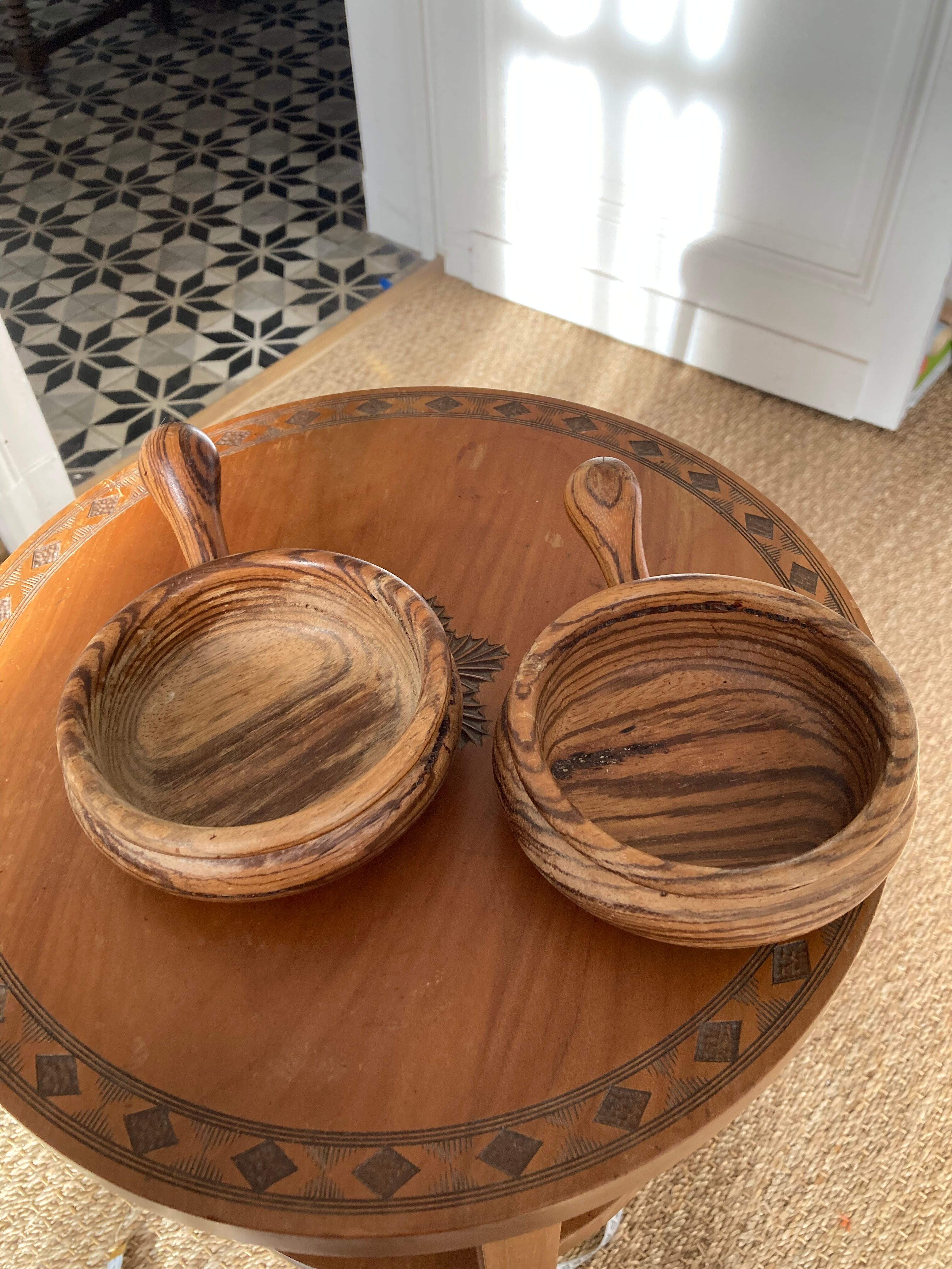 Duo of wooden raviers - vintage cup