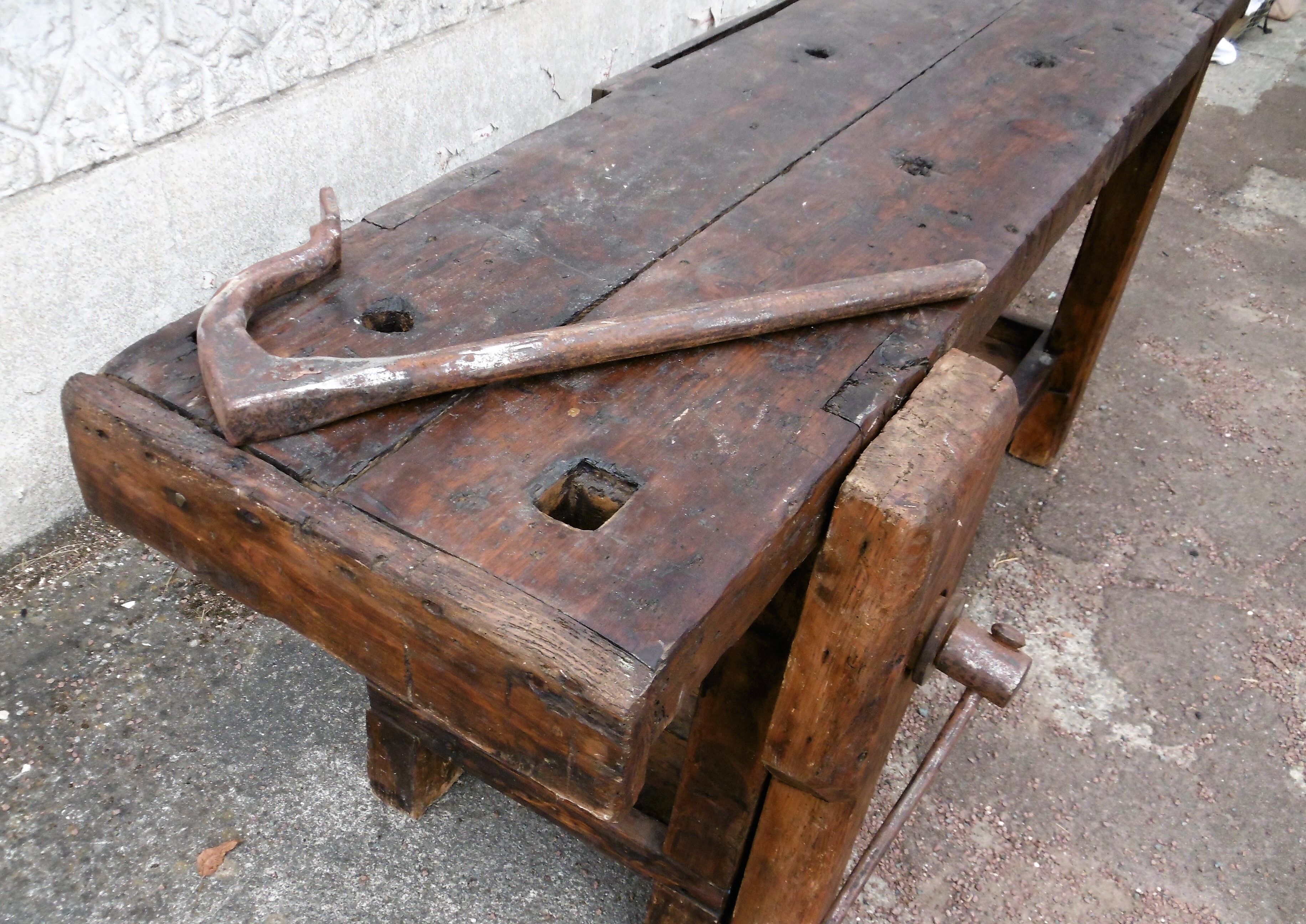 Workbench in raw wood with the press