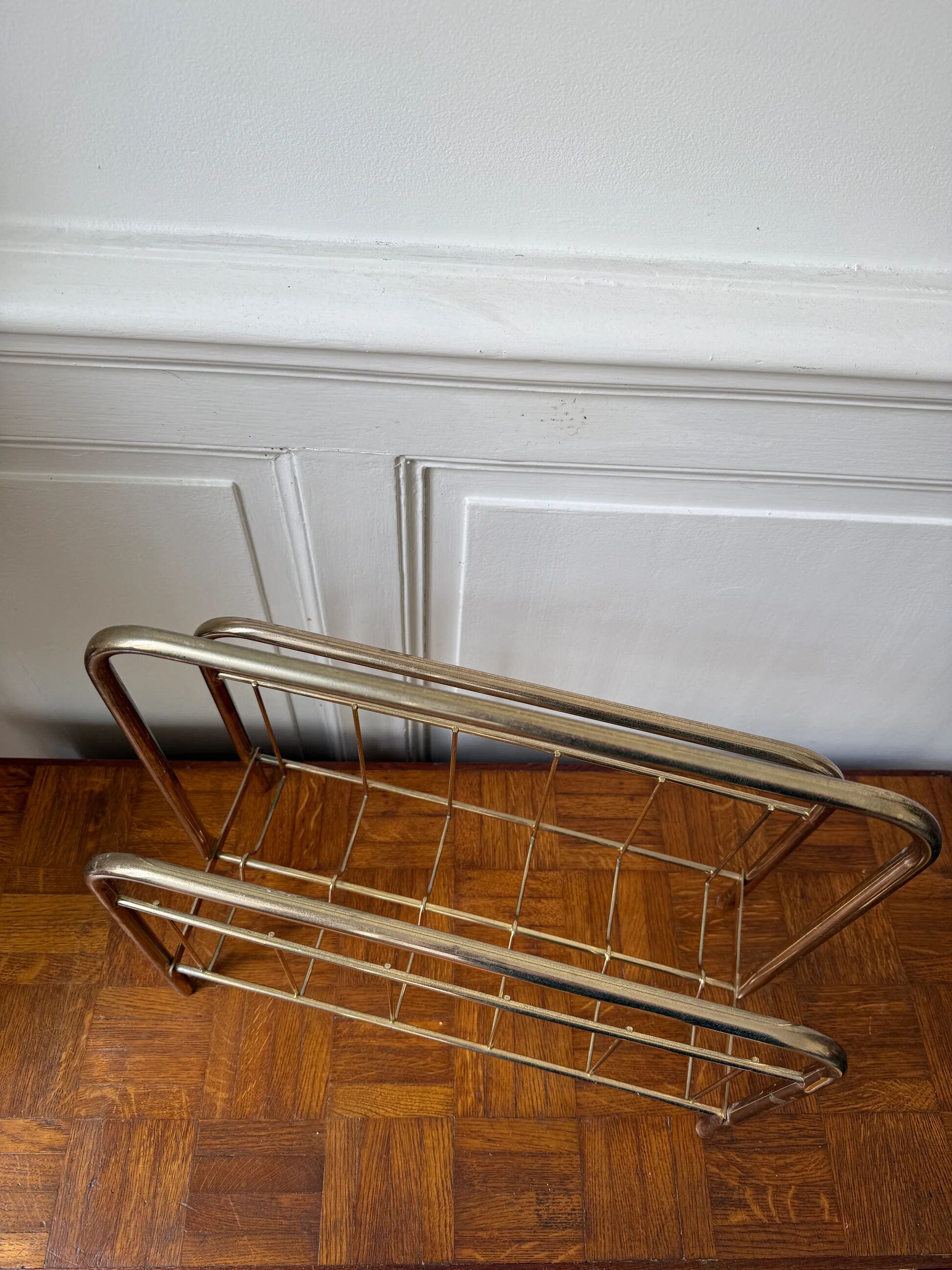 Porte-revues en métal doré - esprit Mid-Century