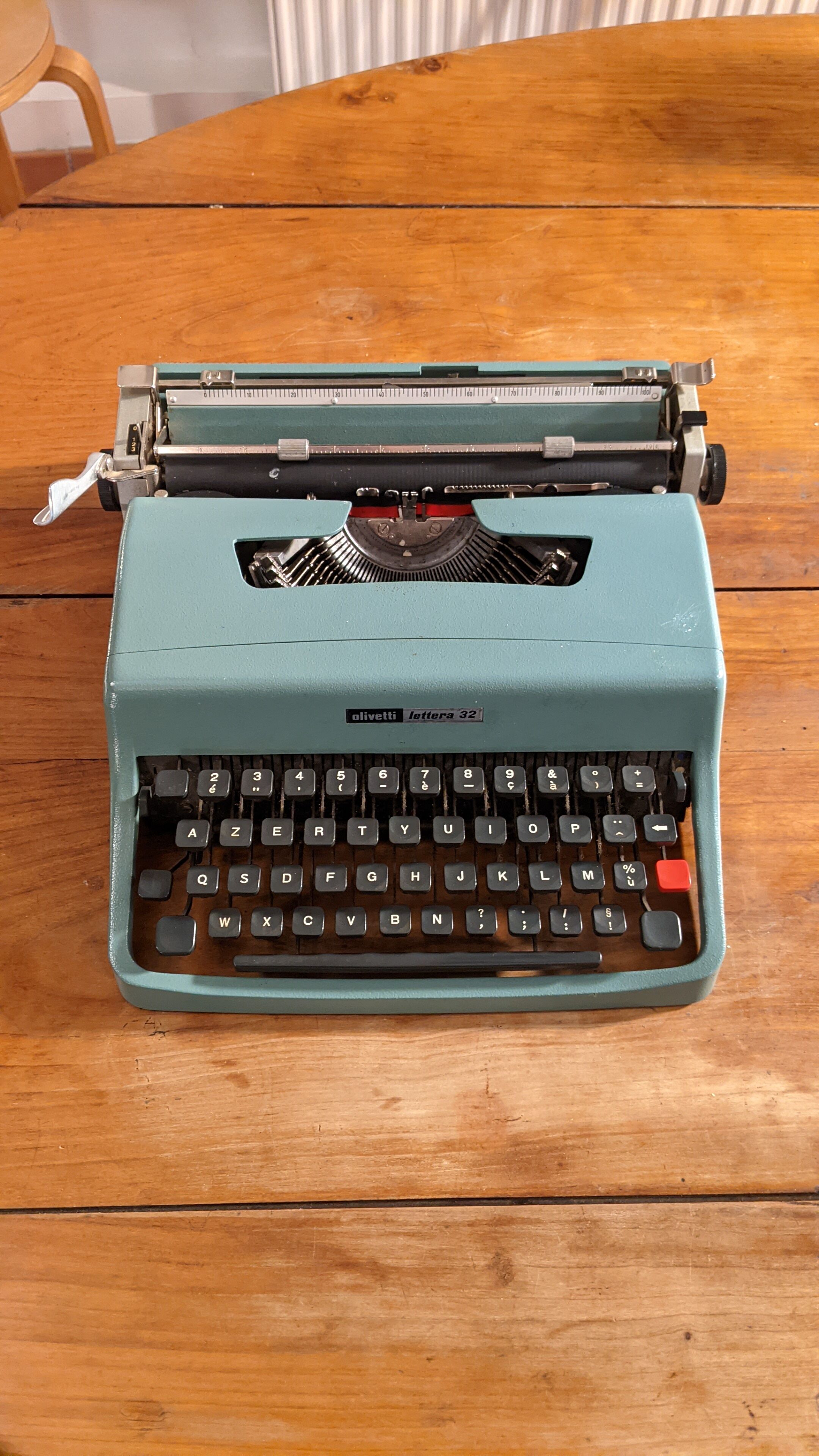 Typewriter Olivetti Lettera 32