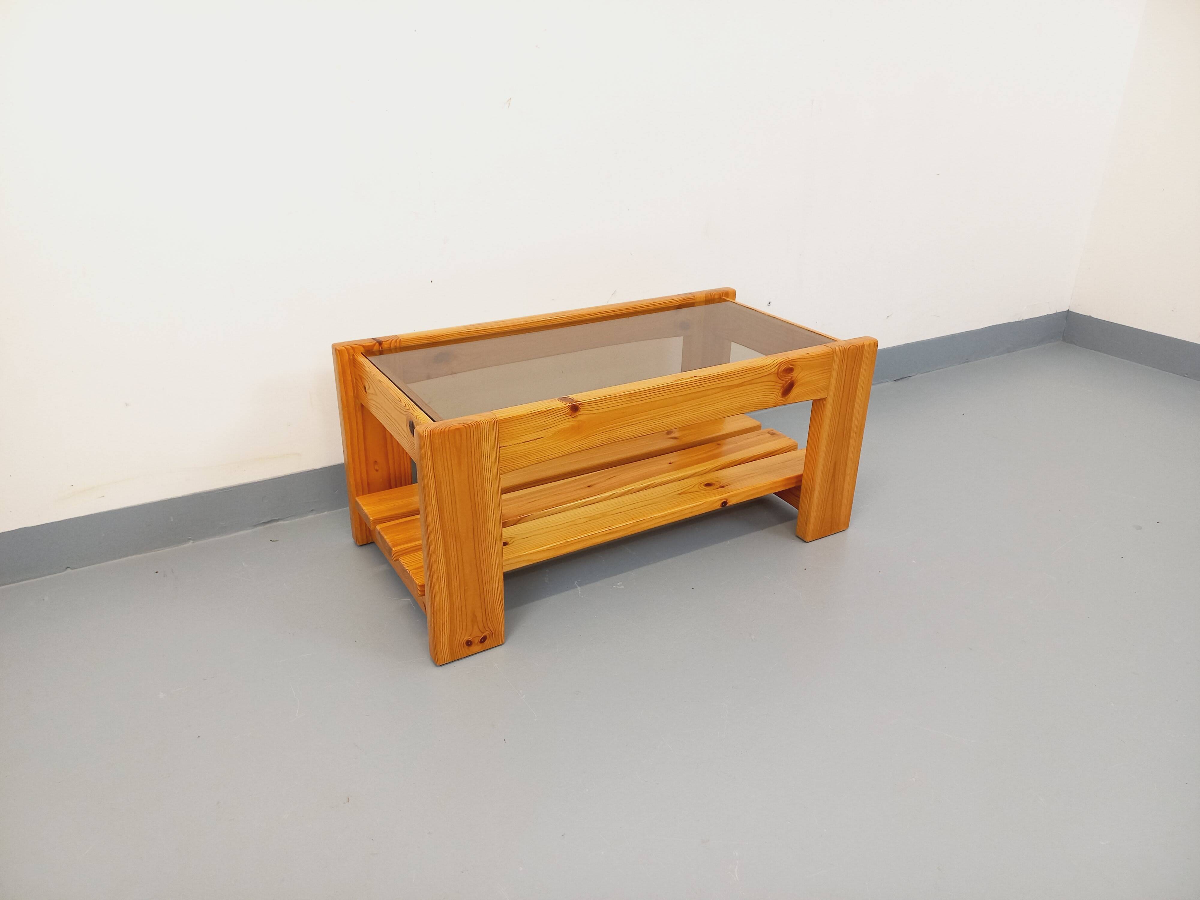 Table basse vintage en pin et verre fumé des années 70 80