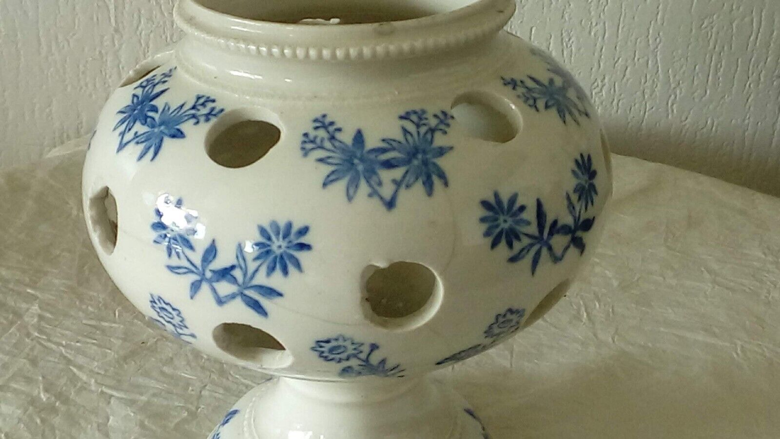 Vase pot a crocus en terre d'acier saint uze drome france