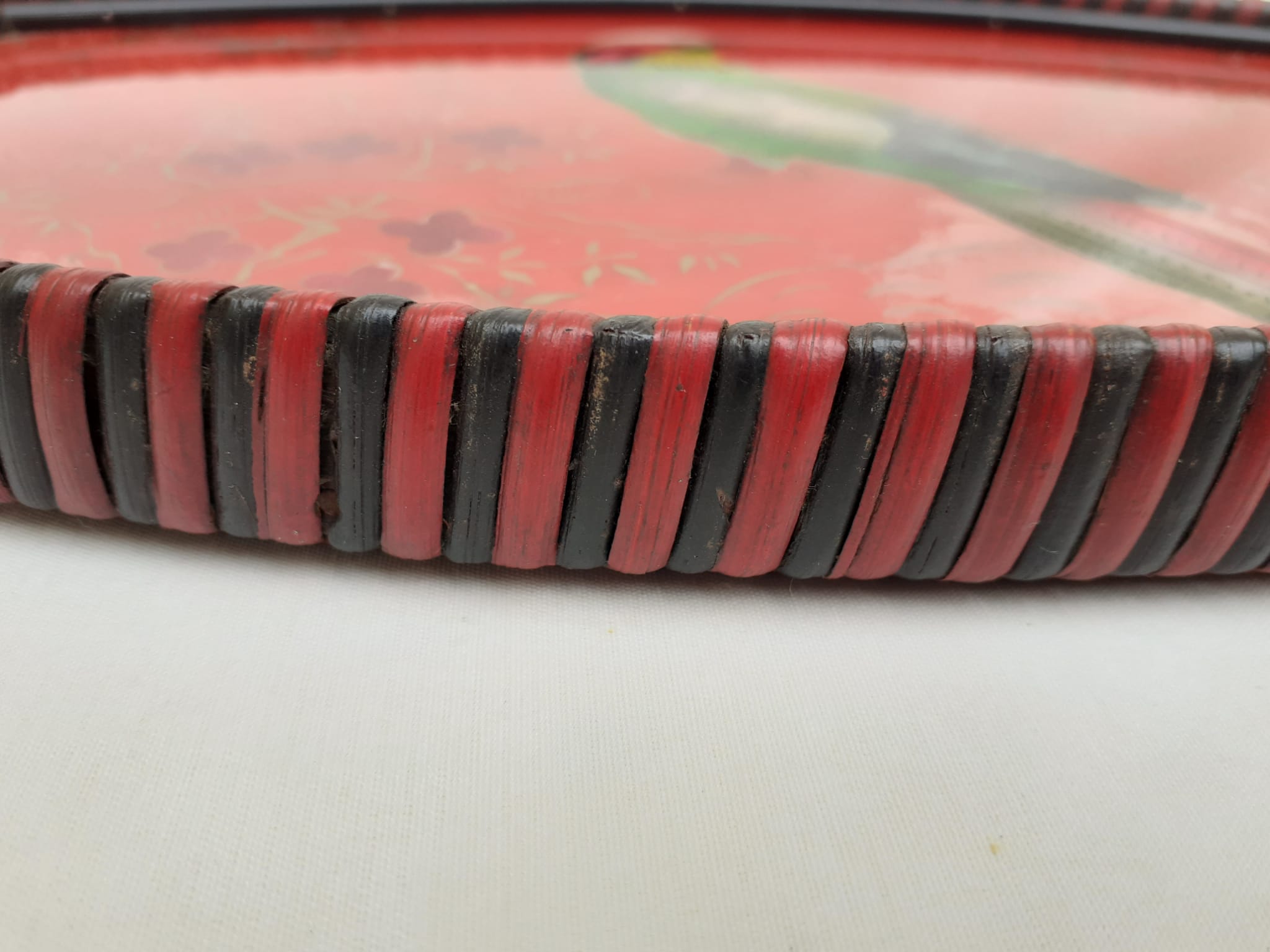 Plateu fixed under glass