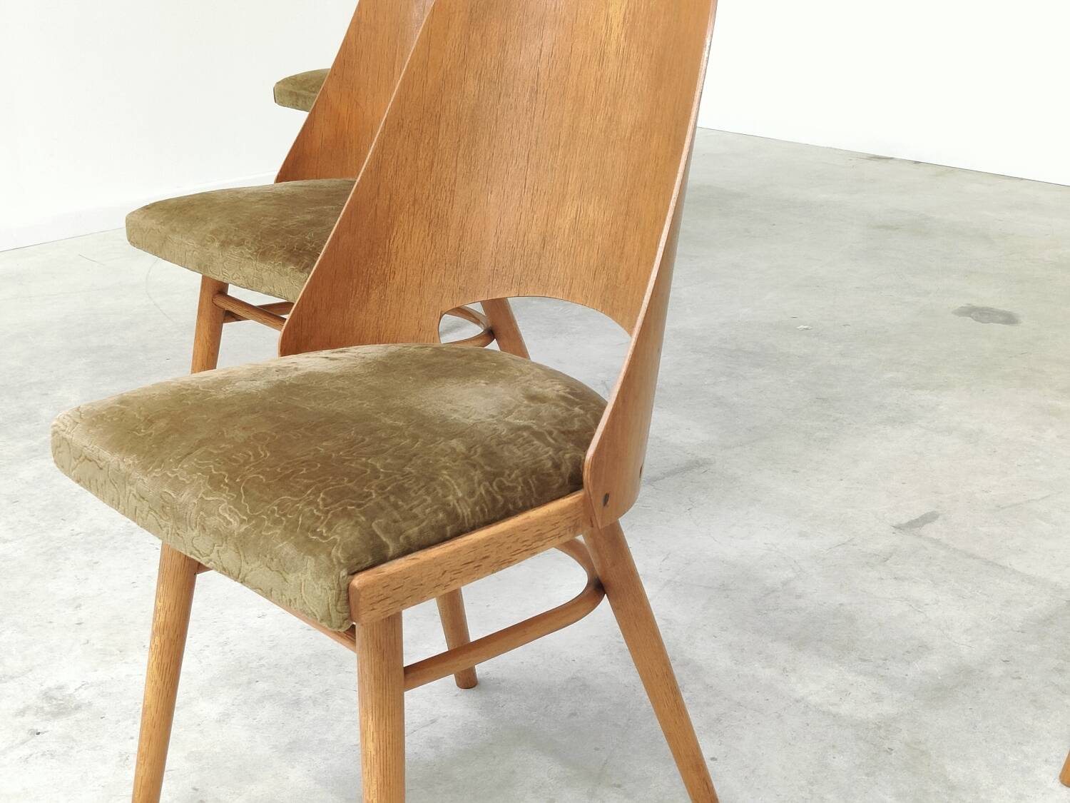 Set of 4 chairs model 514 by Radomir Hofman for Ton 1960