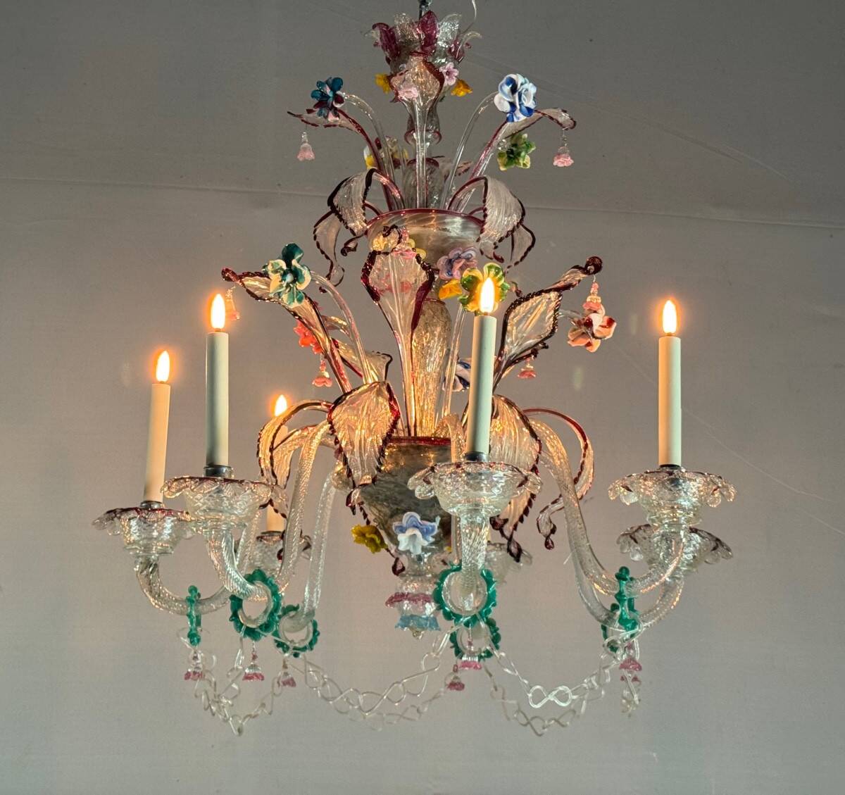 Multi-colored Murano glass Venetian chandelier with 7 light arms, circa 1920