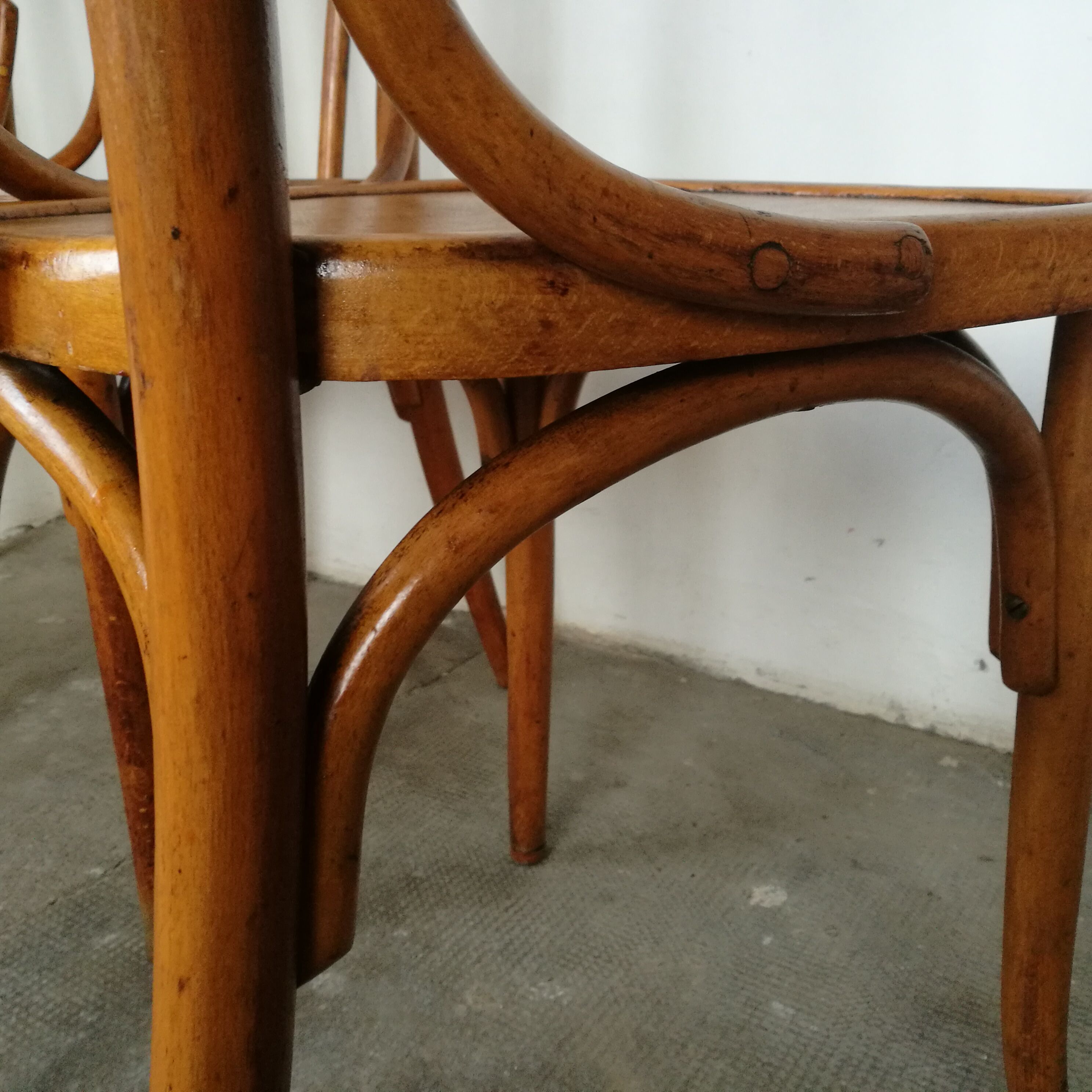 Set of 4 curved wooden bistro chairs, pin back