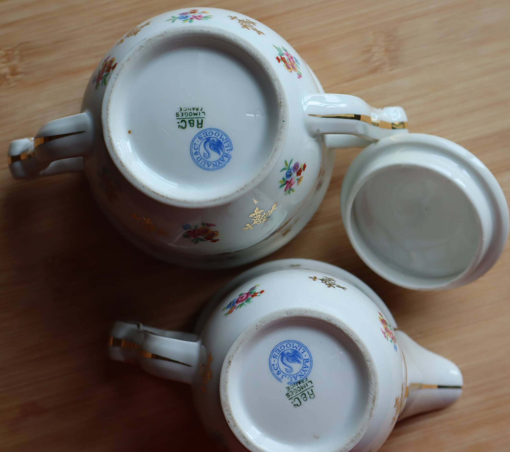 Service de table en porcelaine de Limoges Raynaud - Décor fleuri & or
