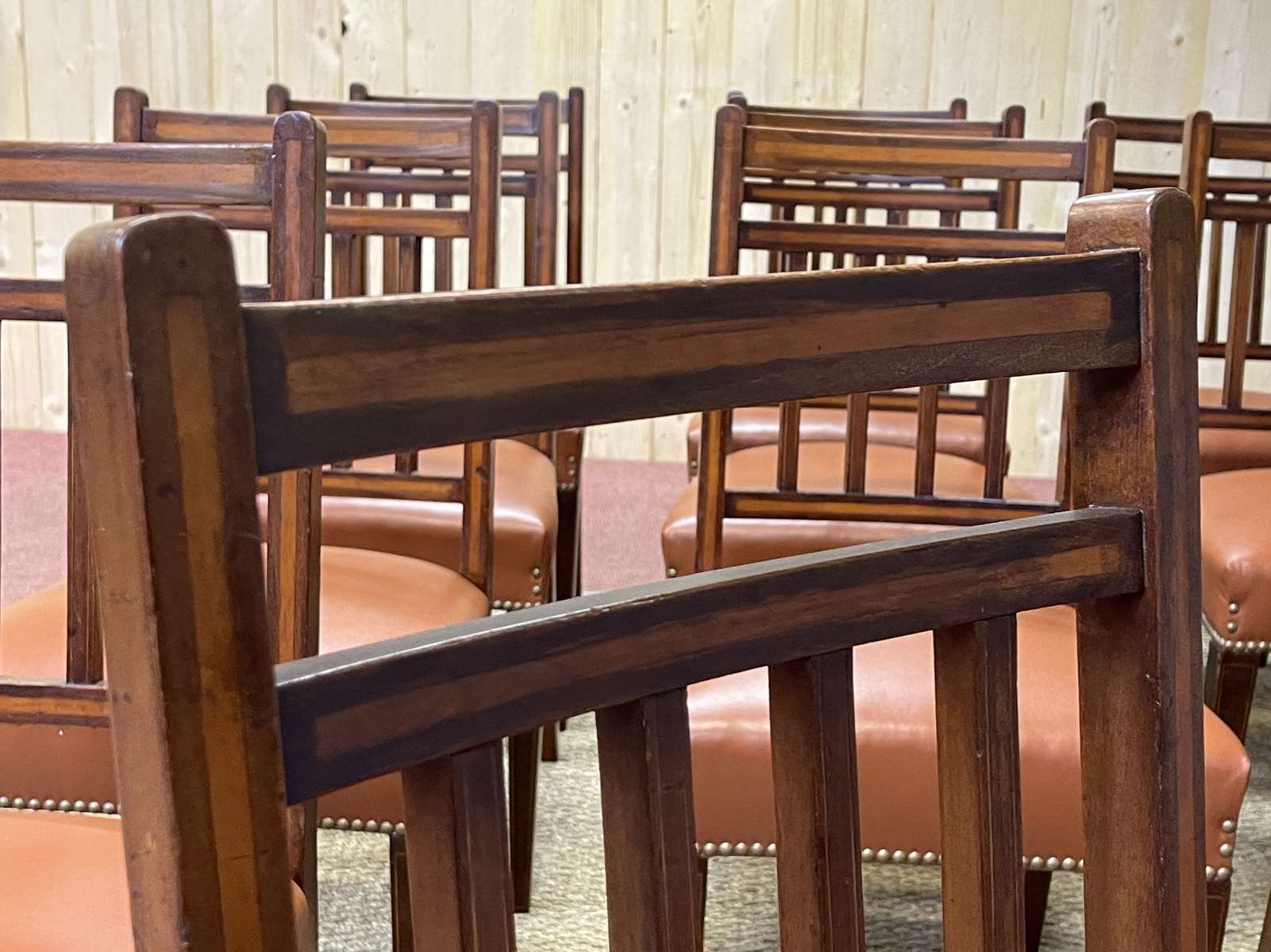 Suite of 12 English chairs nineteenth in mahogany and imitation leather