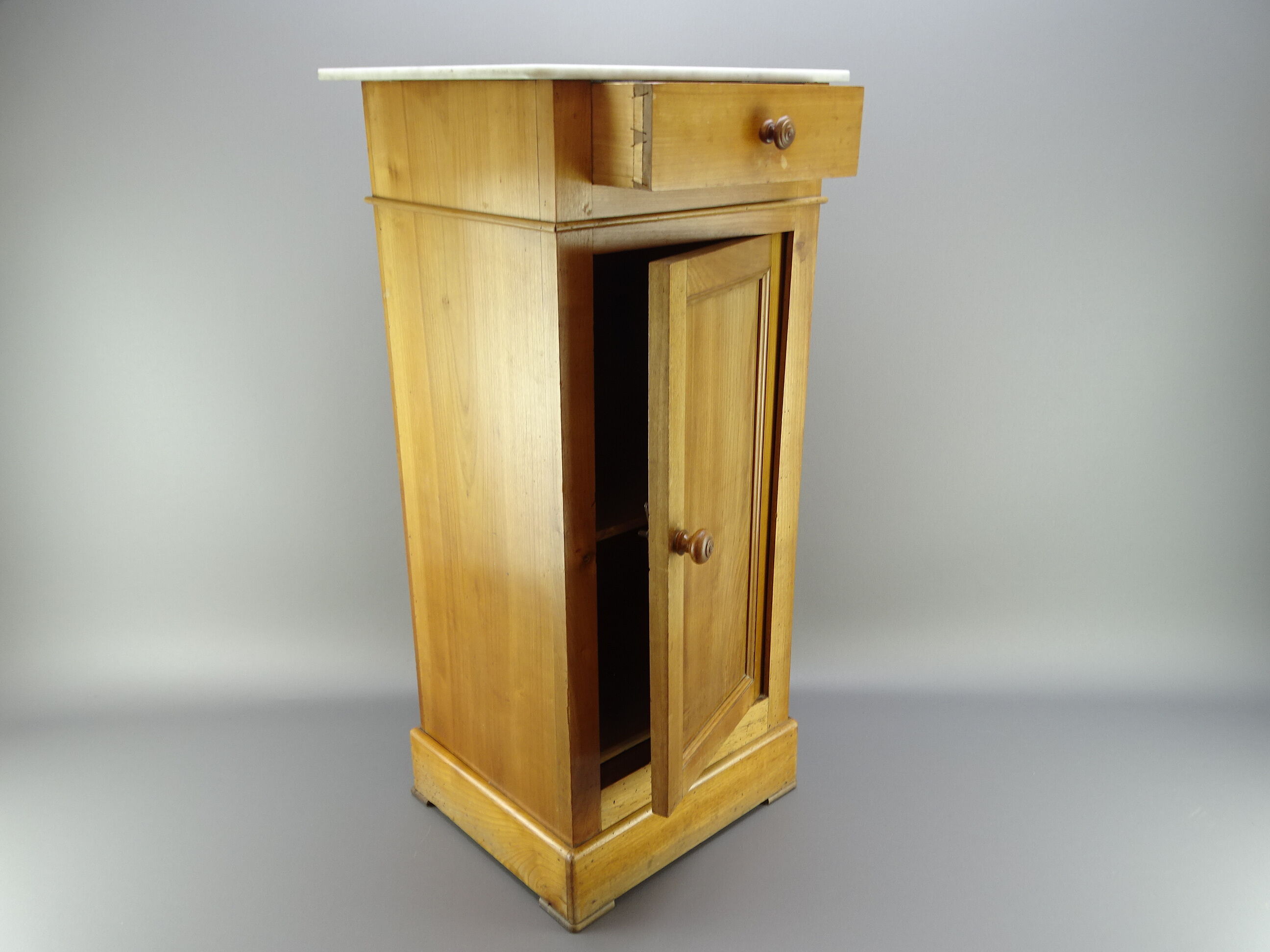 Table de chevet vintage en bois de merisier