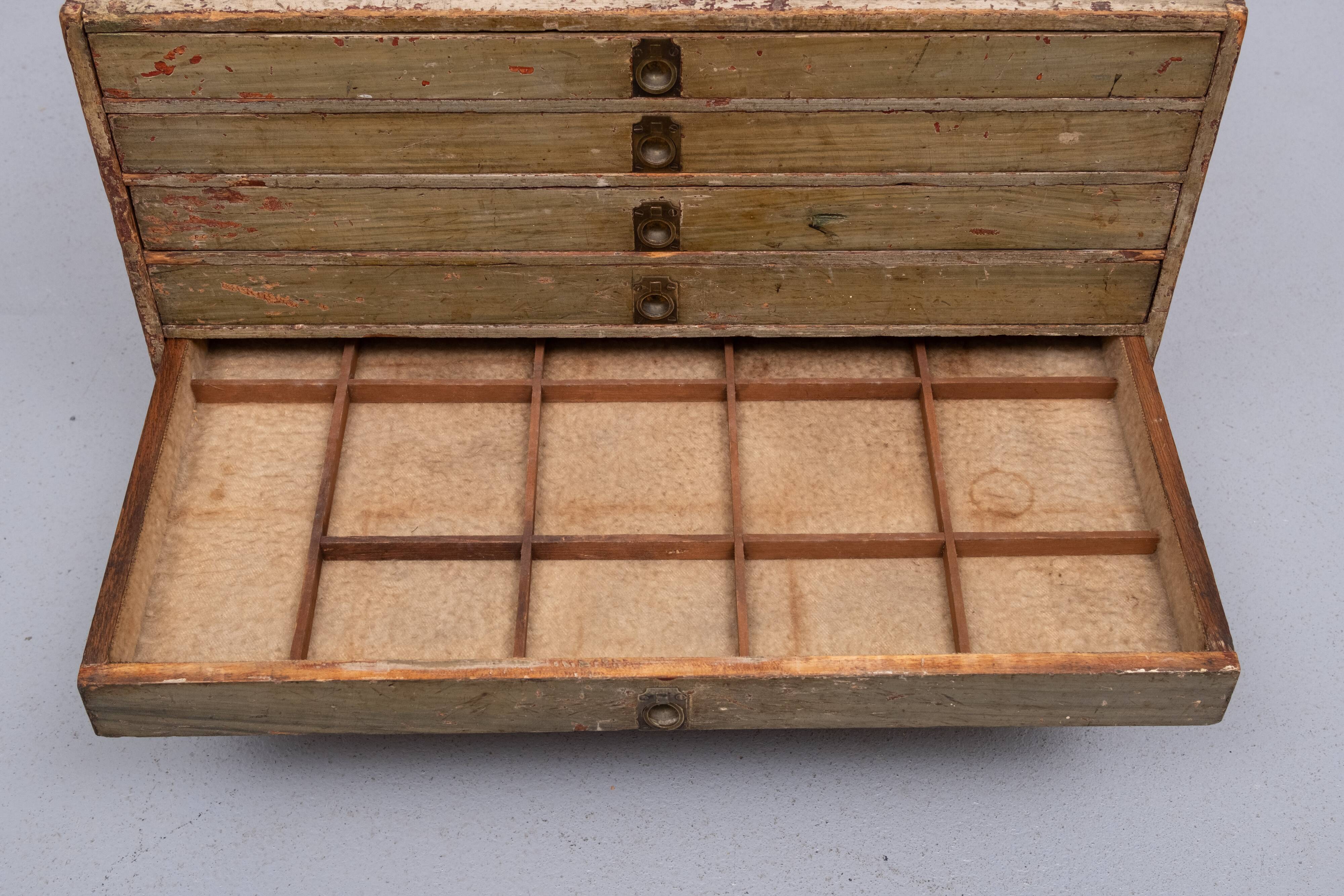Commode homme avec tiroirs du XIXe siècle