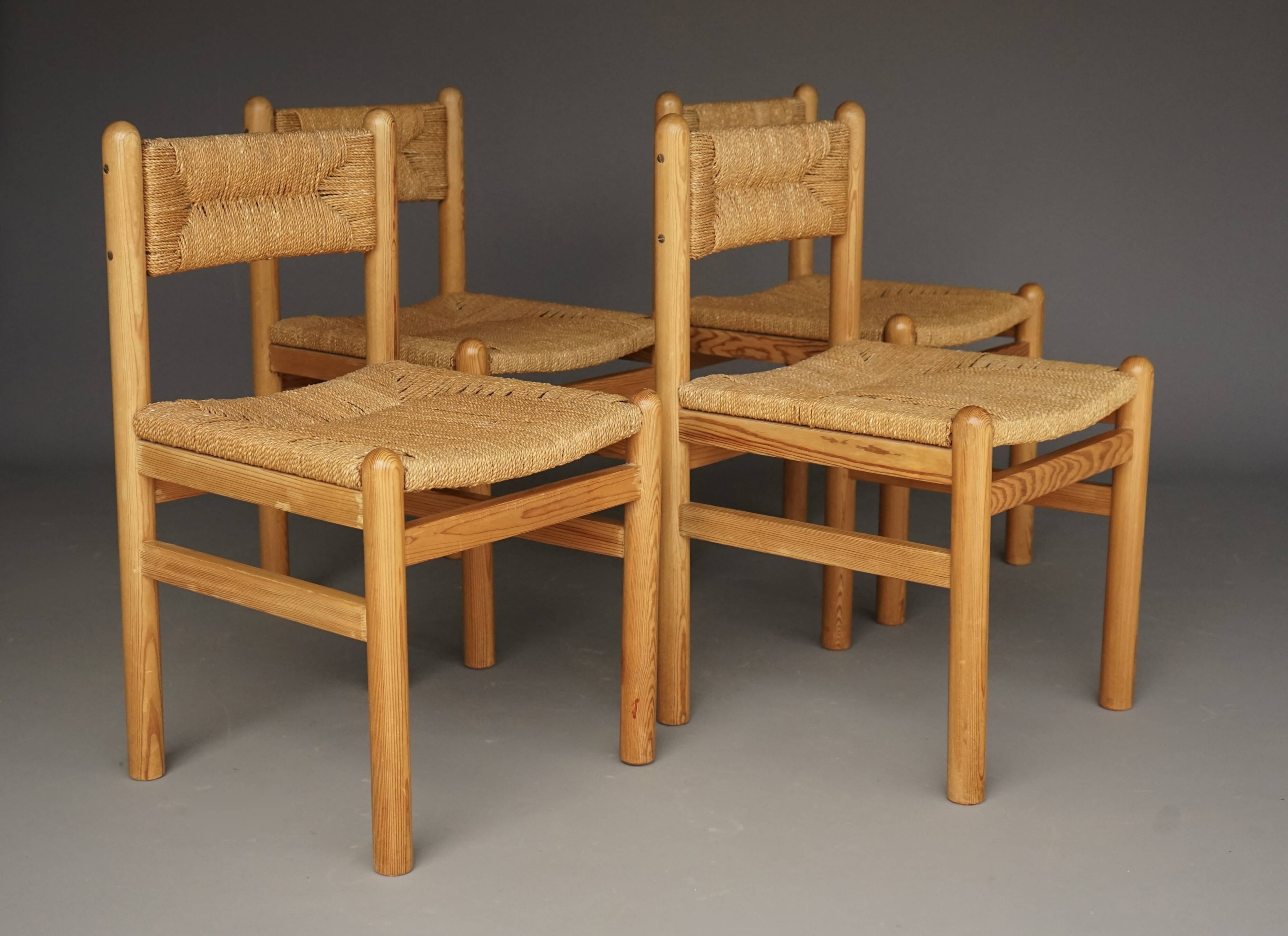 4 chaises de salle à manger en pin et jonc de mer dans le goût de Charlotte Perriand, années 1960