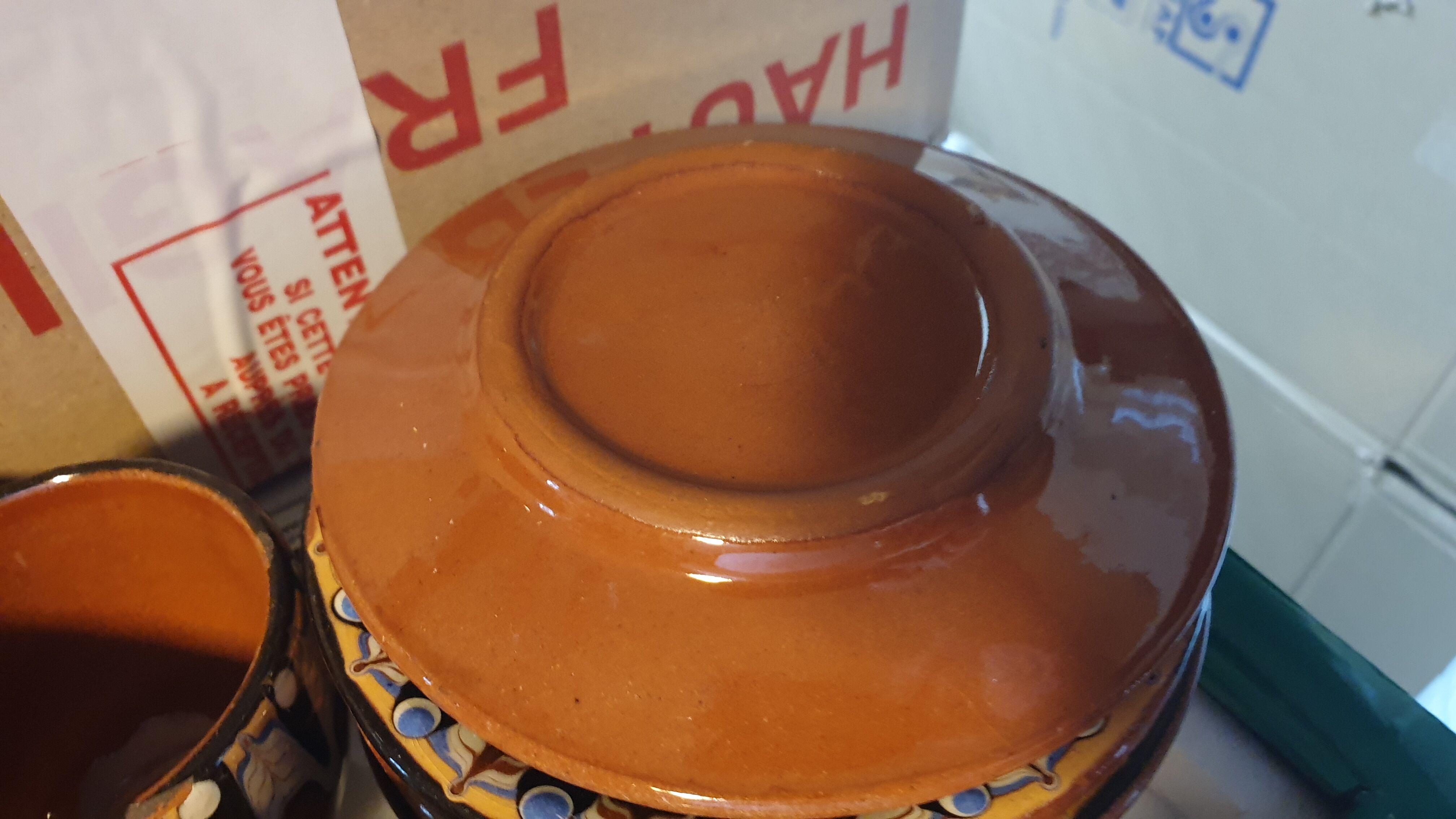 Terracotta service decorated with psychedelic drips