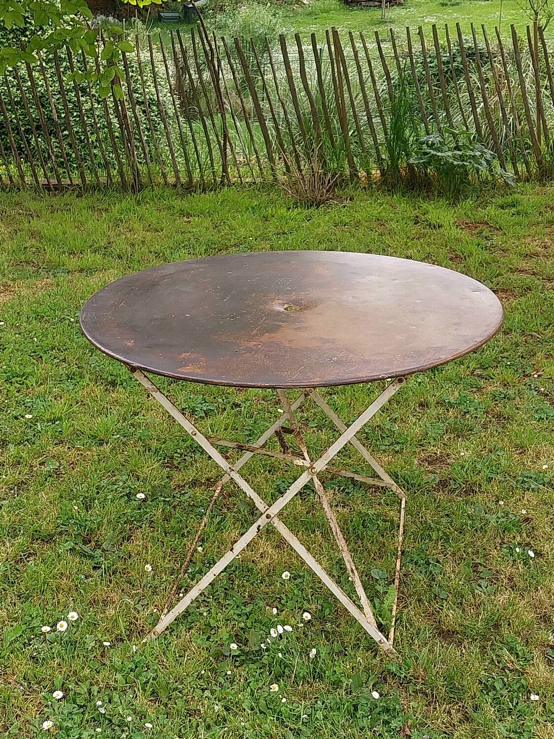 Garden round table