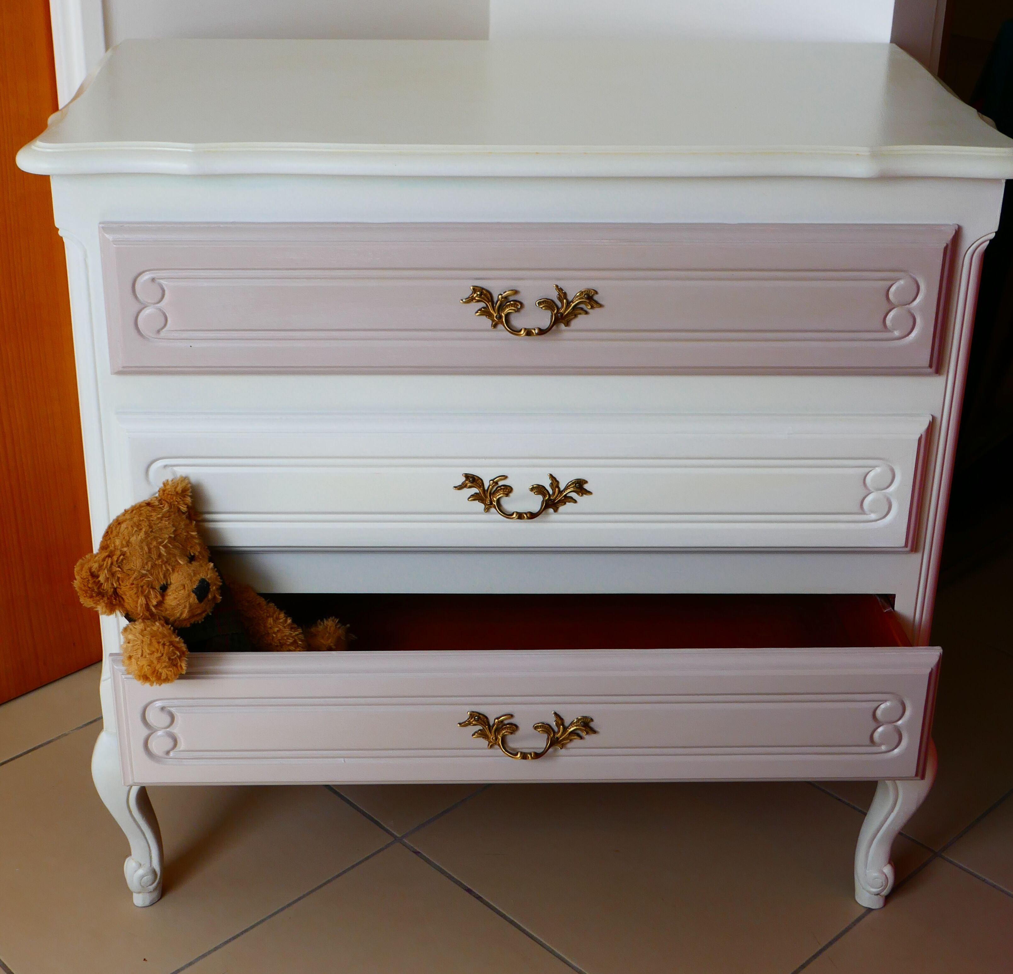 Dresser to the pastel colors and soft