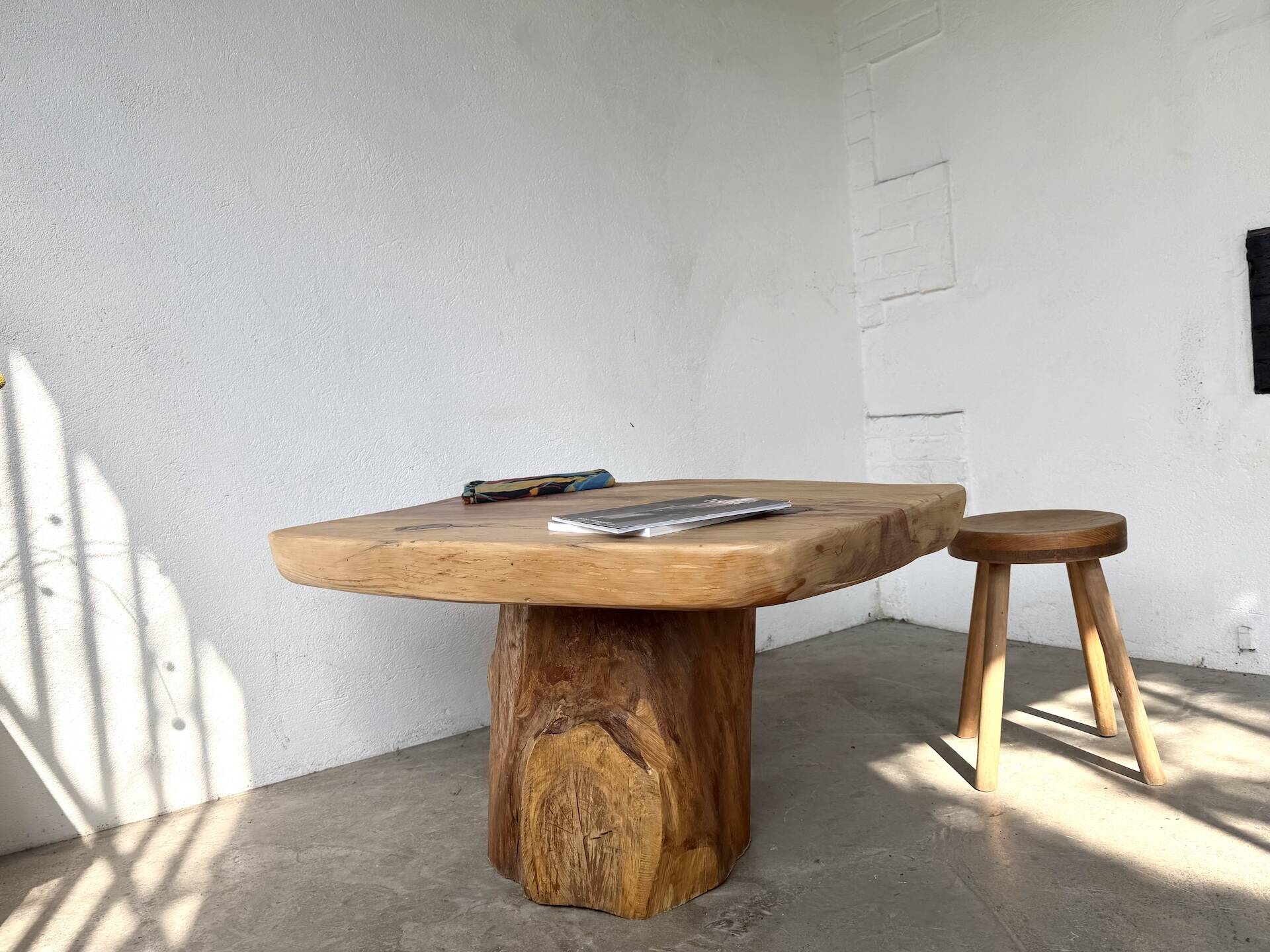 Organic brutalist coffee table in solid cedar, trunk pedestal, 1970s.