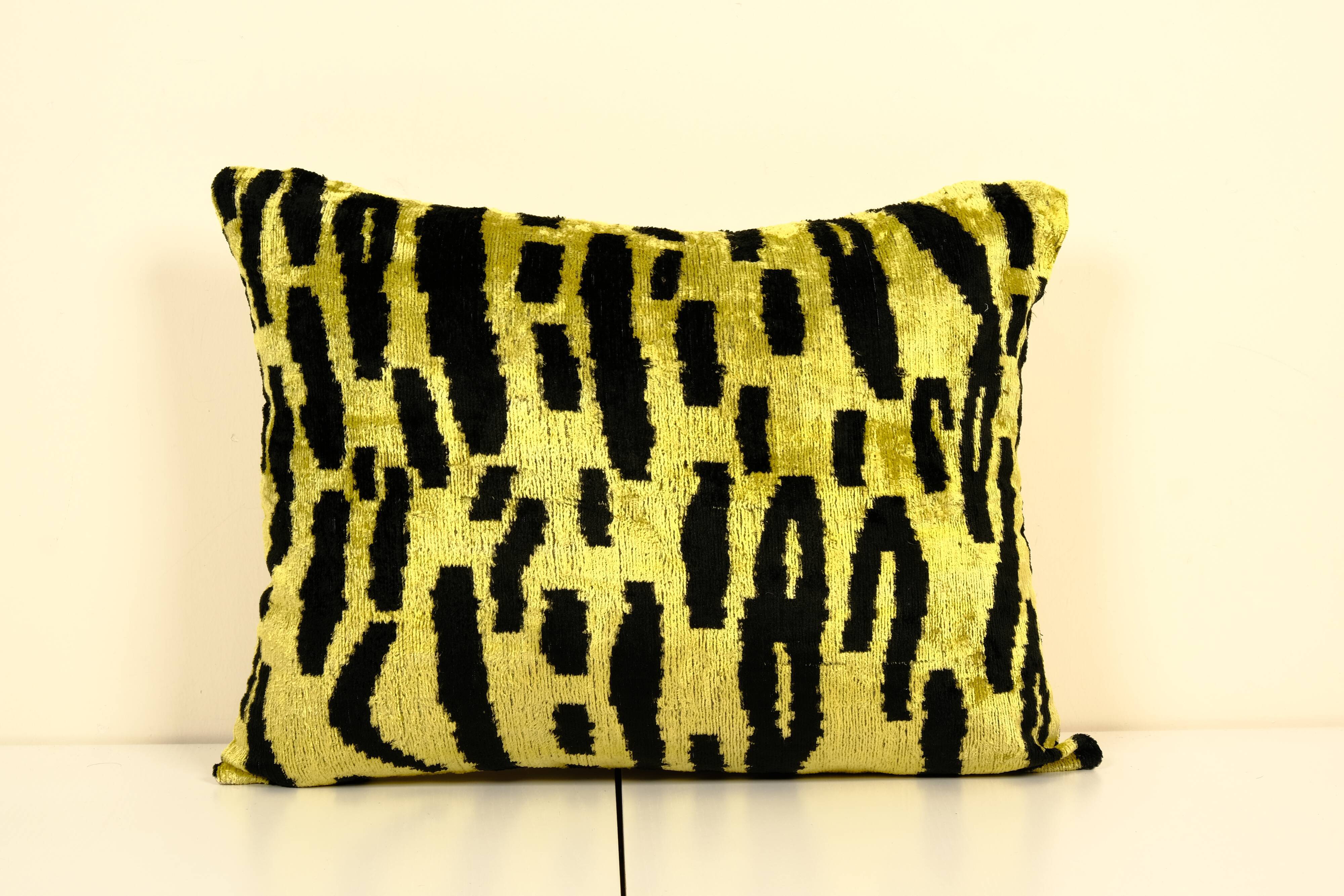 Tiger motif pillow cover