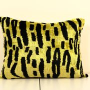 Tiger motif pillow cover