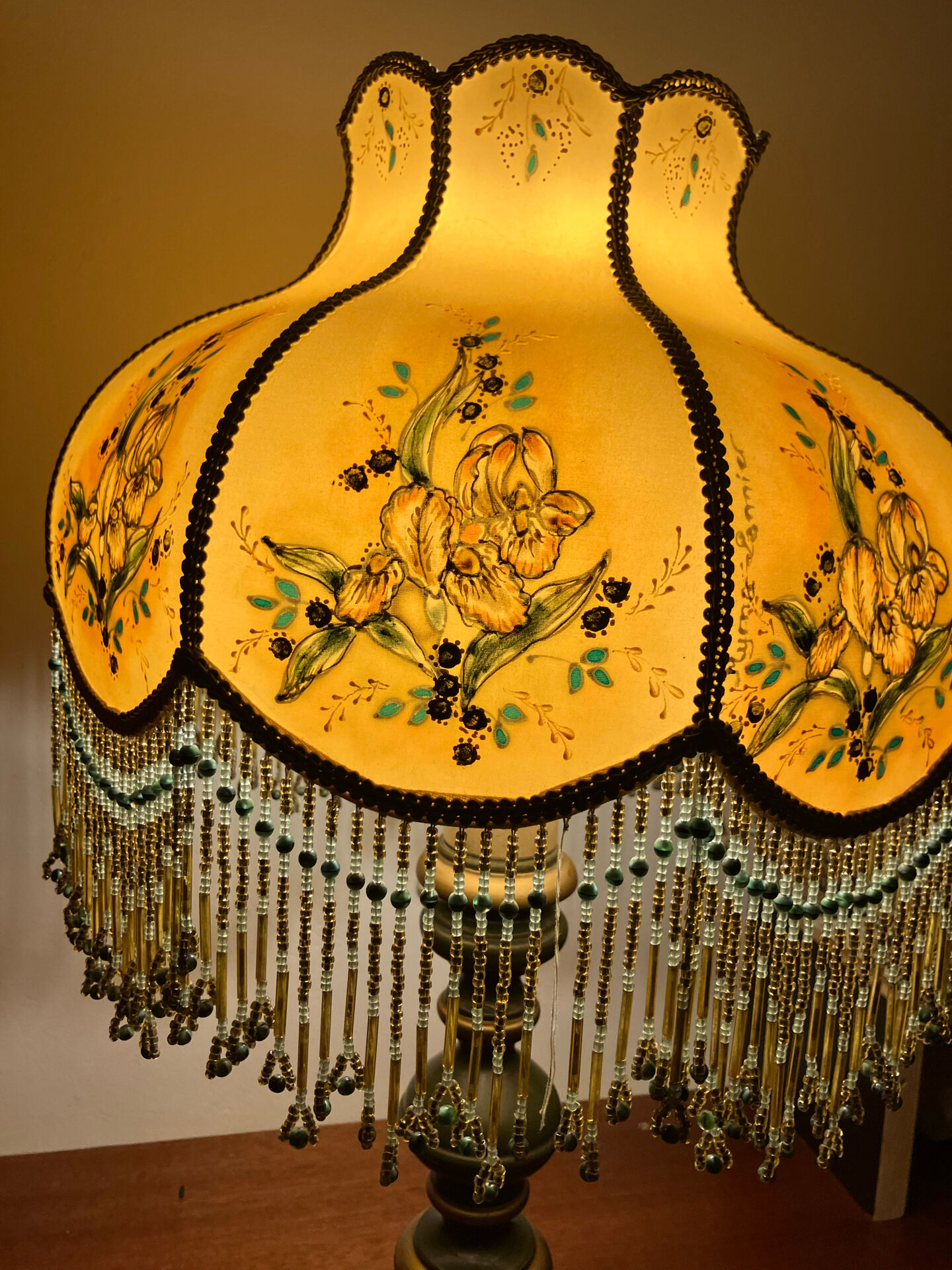 Table lamp, beads and flowers