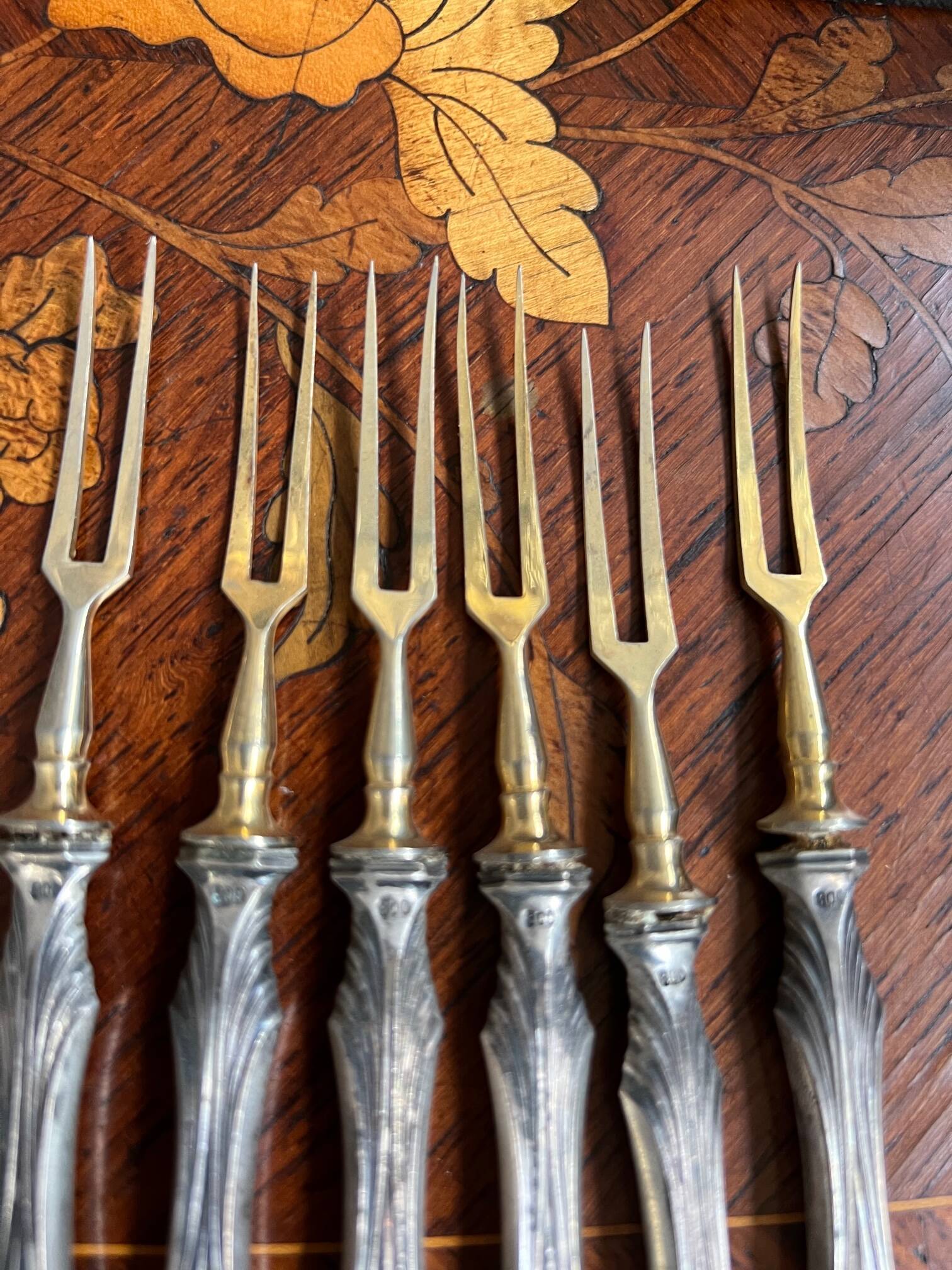 Set of knives and forks for fruits.