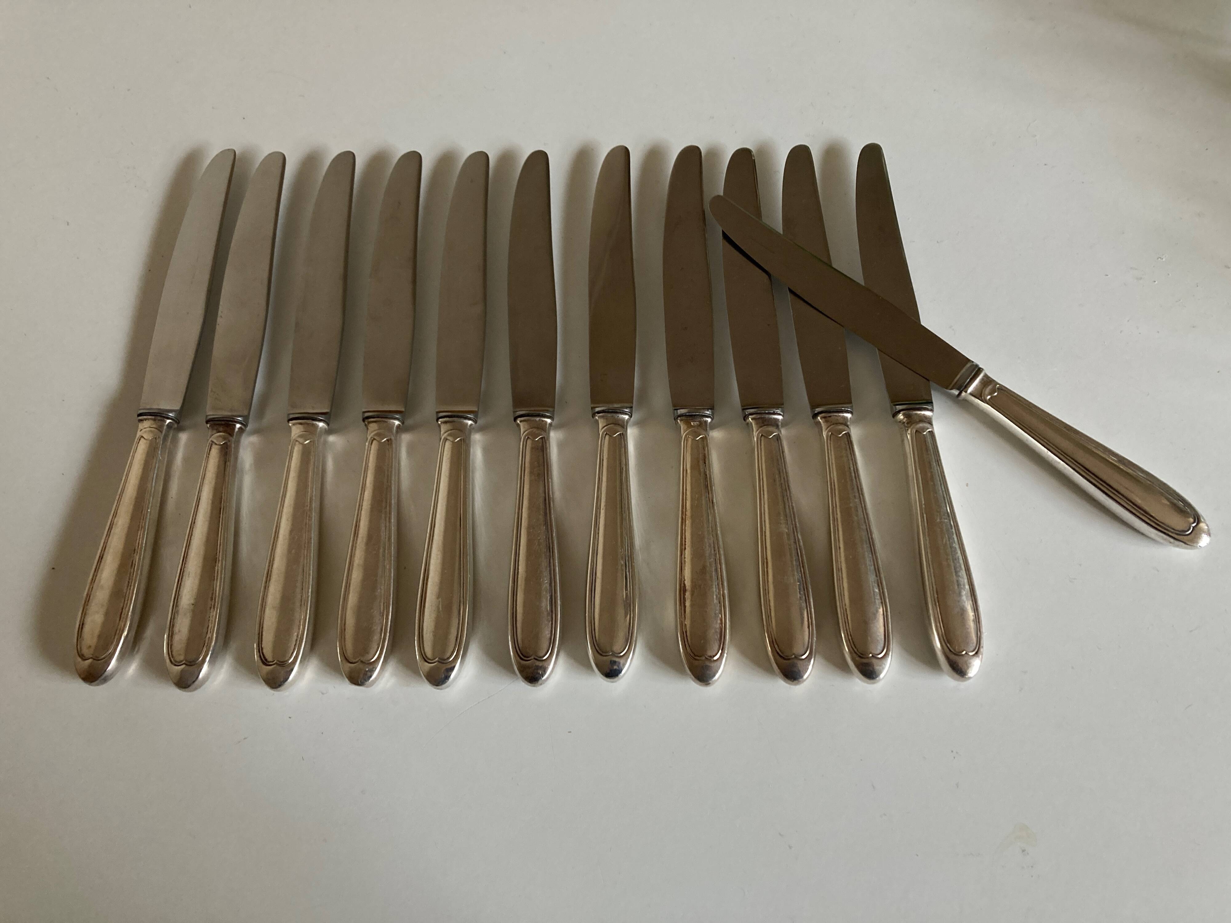 Set de 12 couteaux de table en métal argenté filet 1960