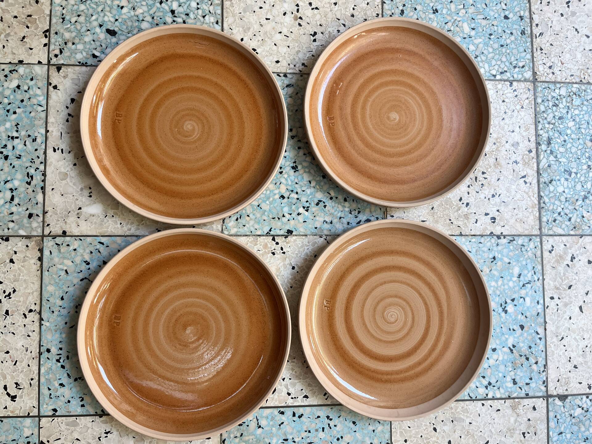 4 flat plates in stoneware
