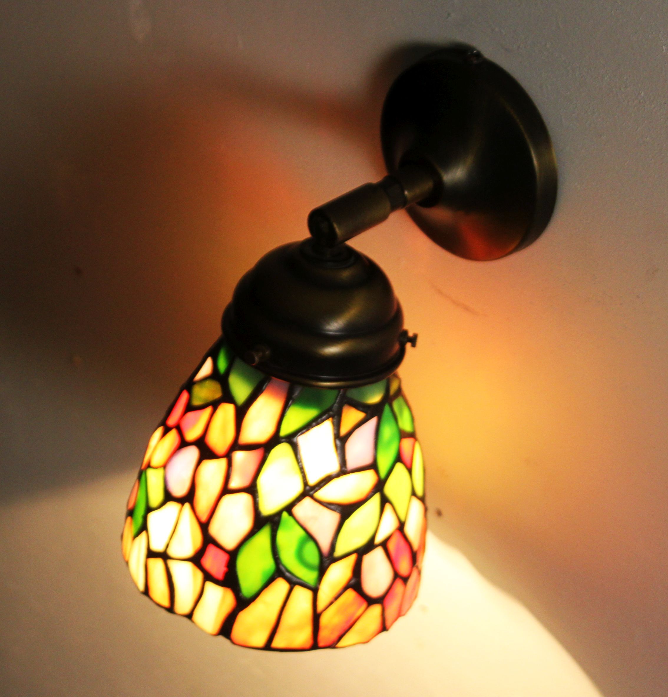 Applique Tiffany, vitrail et étain