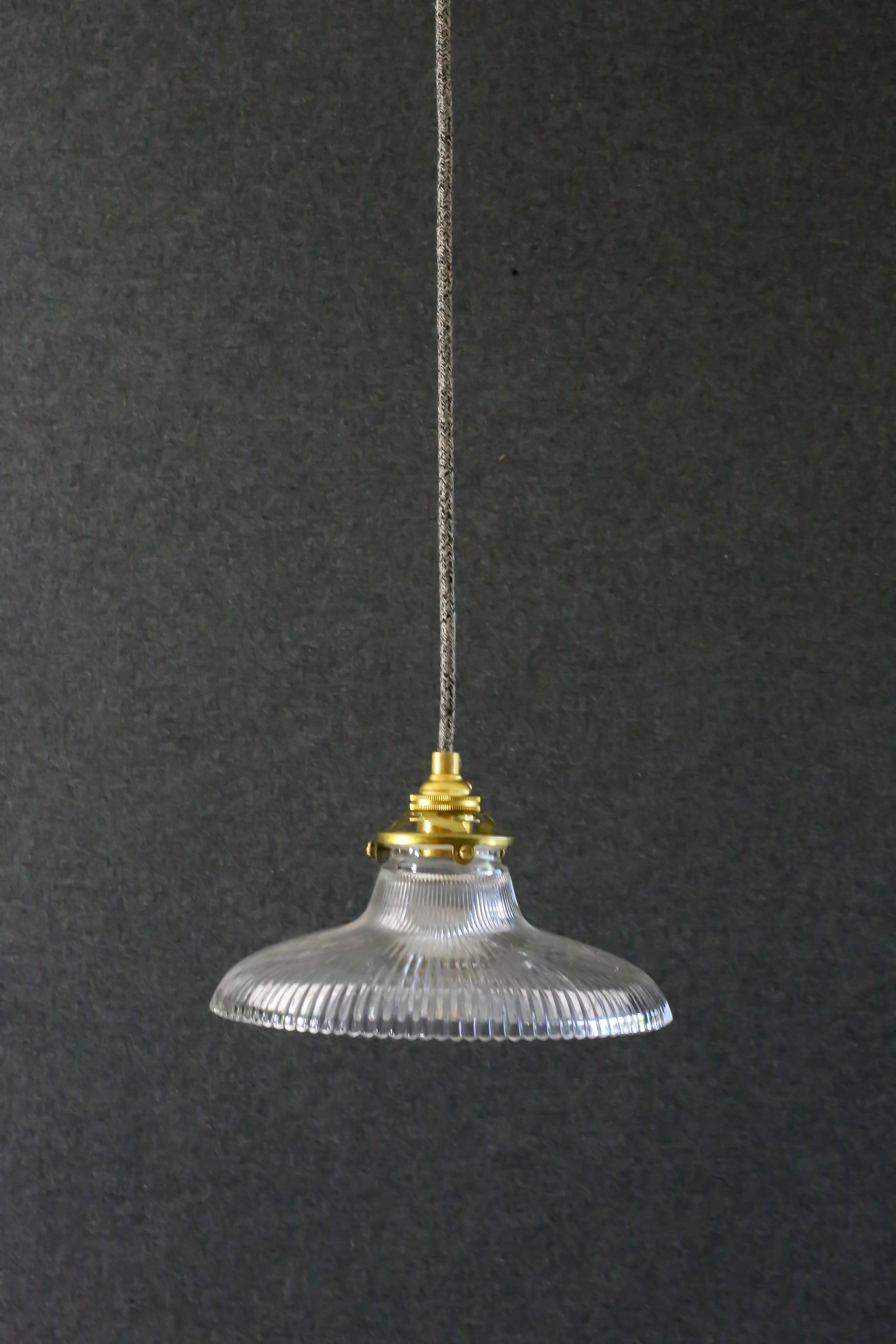 Holophane suspension in translucent glass delivered with brass socket and new cable