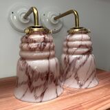 Paire d’appliques murales en opaline rose marbrée