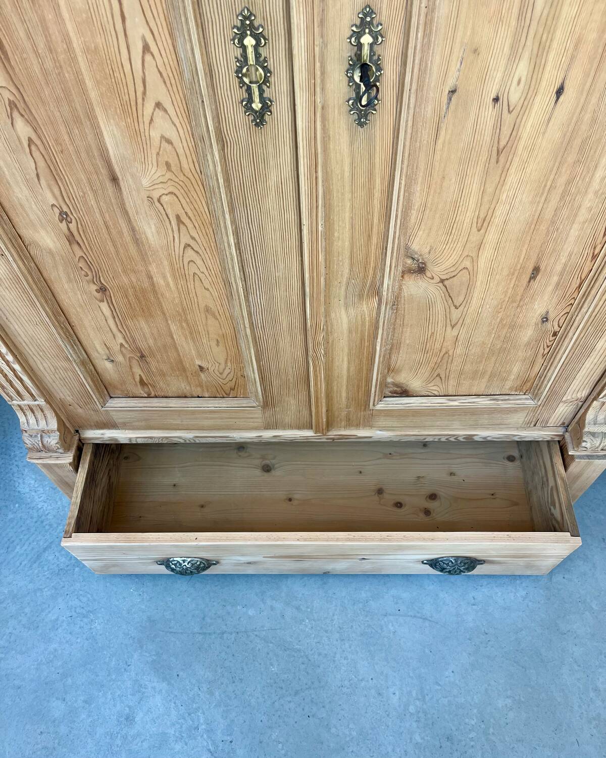 Armoire anglaise en pin, restaurée