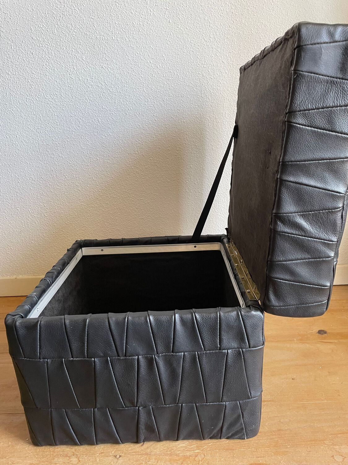 Black leather chest ottoman from Sède