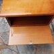 Table de chevet en bois vernis en placage