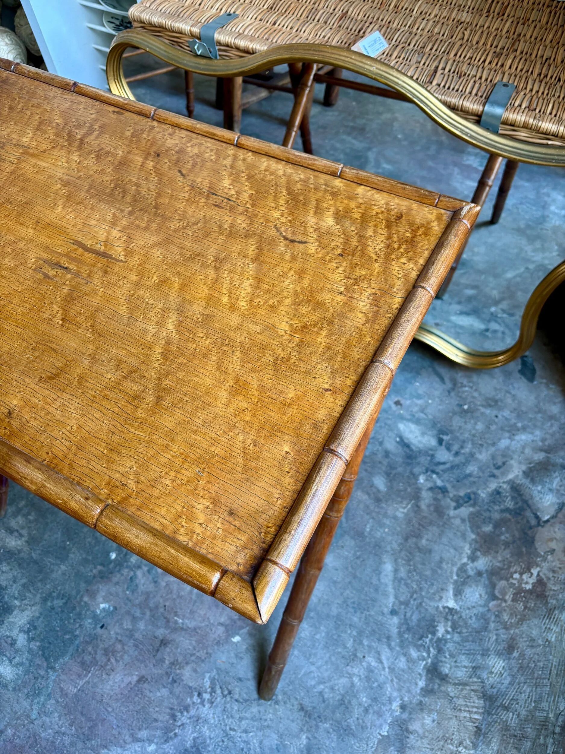 Table pliante en bois imitant le bambou