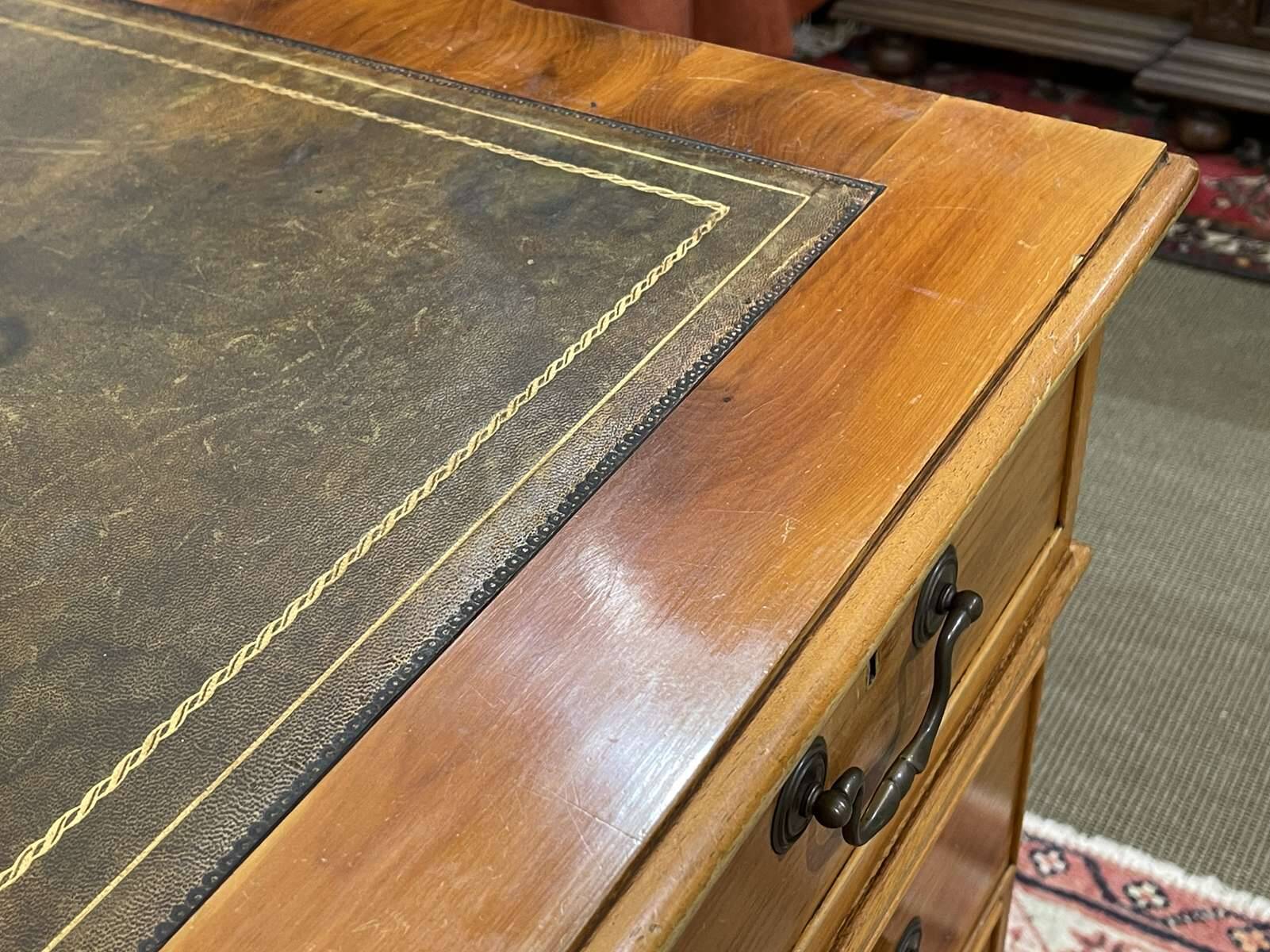 Bureau plat à caissons anglais des années 1950 en if
