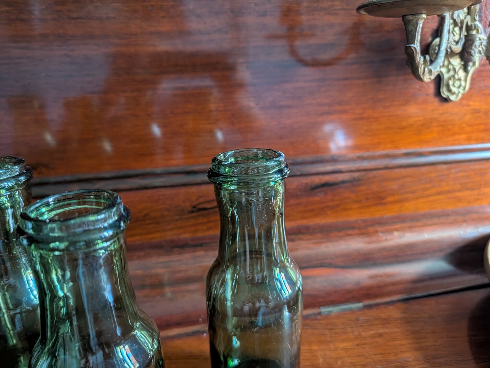 Lot de 5 bouteilles anciennes en verre vert olive