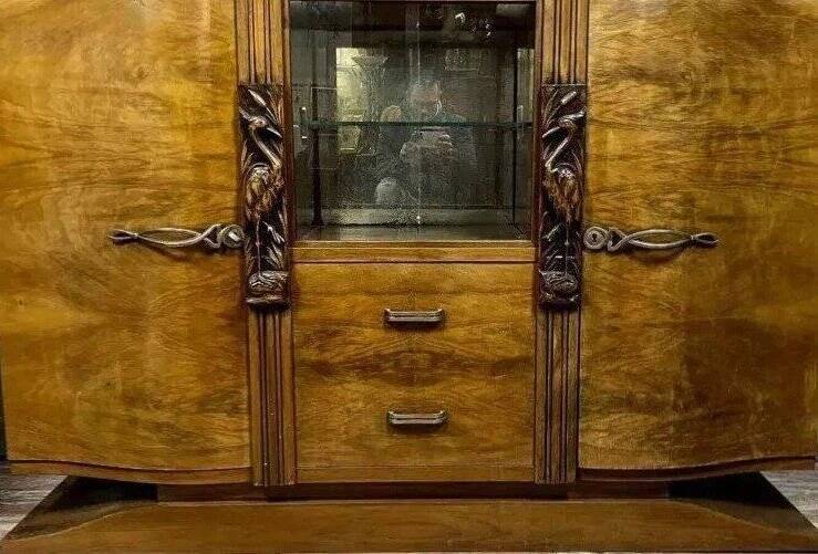 Sideboard in a row, Art Deco period, in walnut.