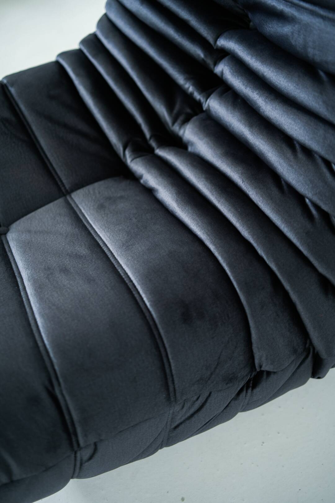 Togo set of chair and pouf in black shiny velvet