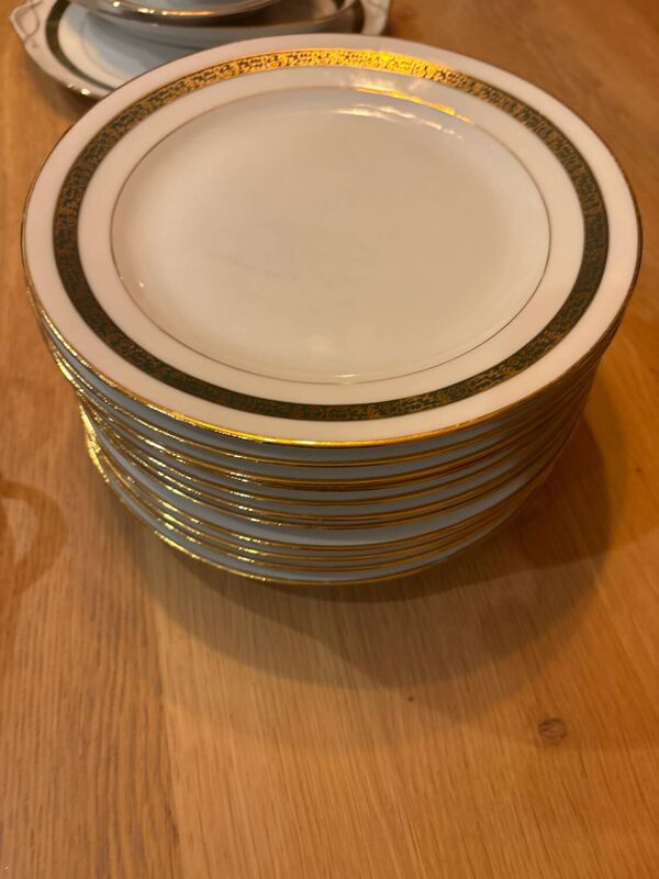 Service complet ancien en porcelaine de Limoges verte et dorée